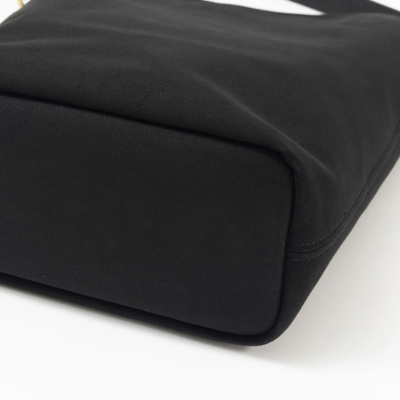 【エディター私物】Brady for TOMORROWLANDのLEVEN MEDIUM コットン ショルダーバッグ 底面
