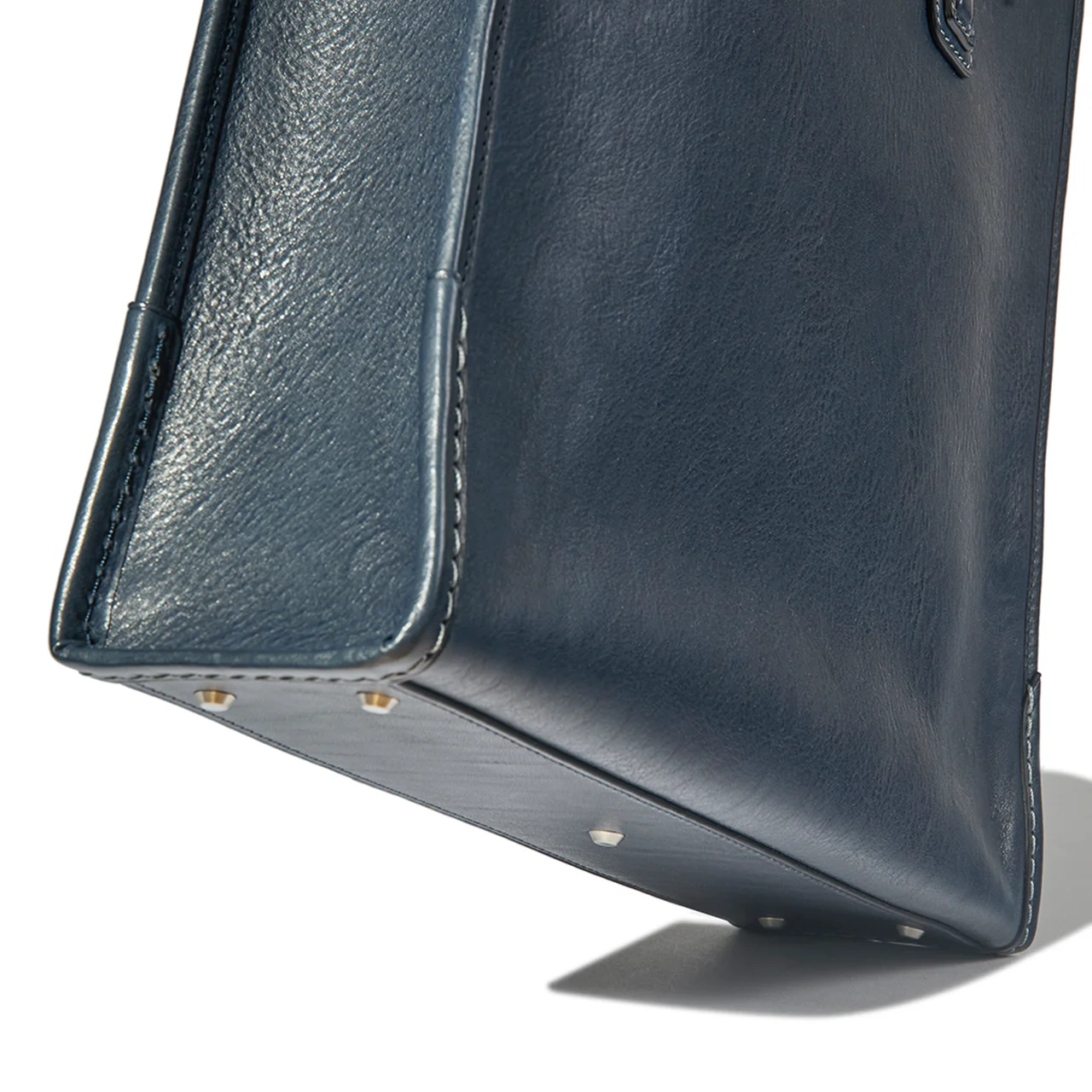 底鋲が付き、レザーの劣化を防いでくれる