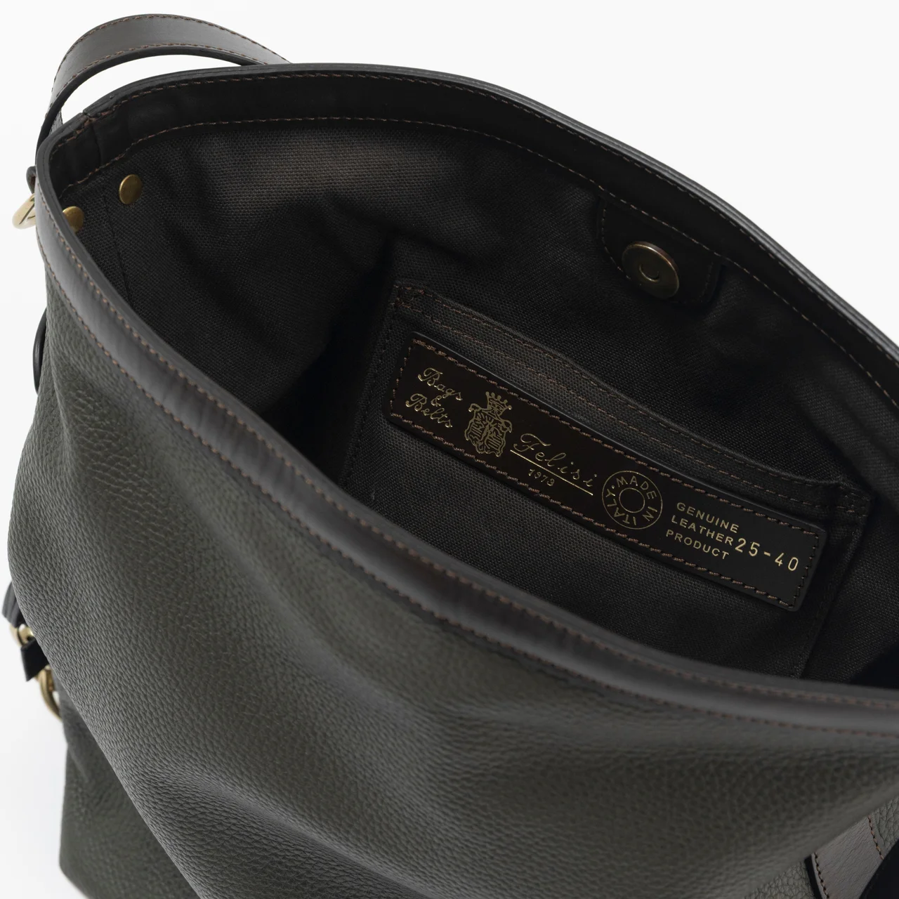 【エディター私物】Felisiのレザーショルダーバッグ「25/40/LD+A」 内側