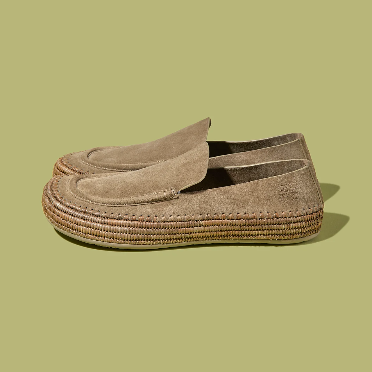 アッパーとソールのつなぎ目にラフィアの刺繍を施した