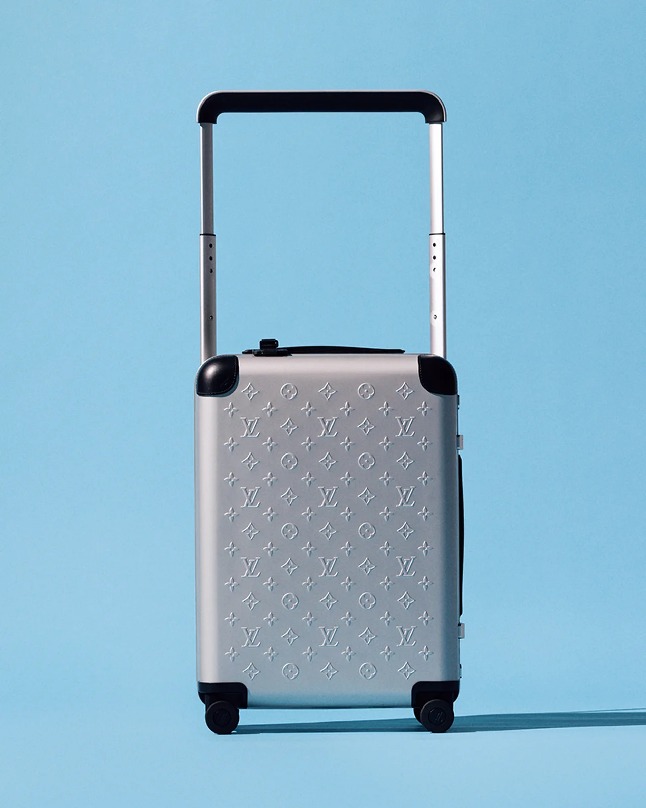 ルイ・ヴィトンの「ホライゾン・アルミニウム」スーツケース