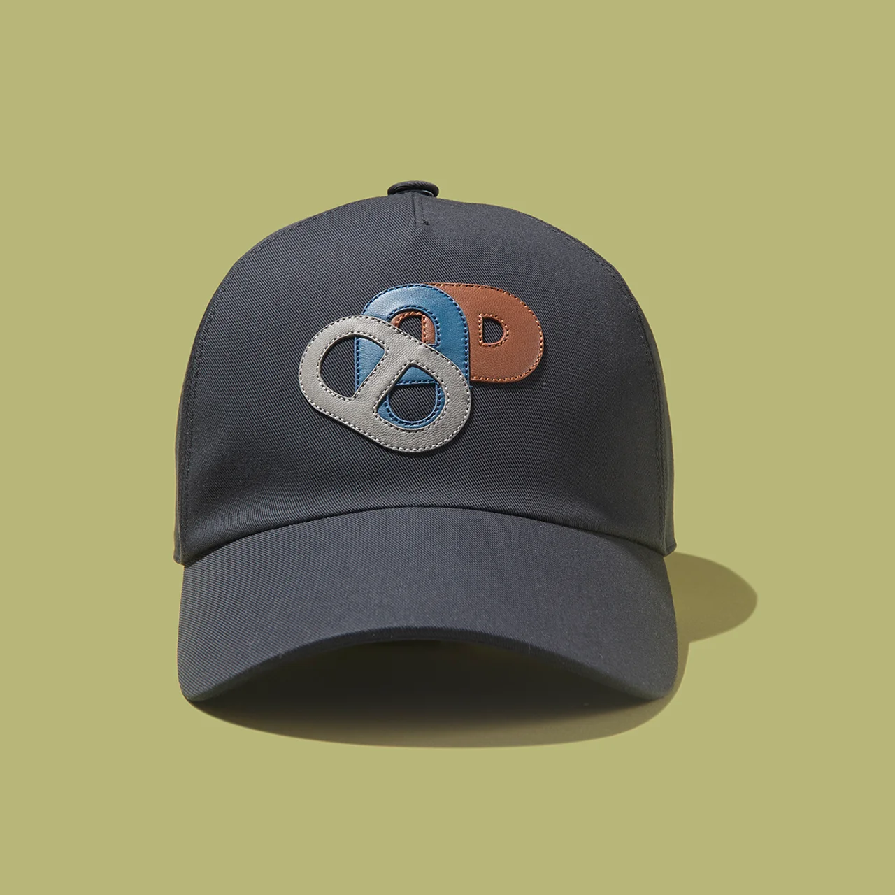 《パノラマ＆シェーヌ・ダンクル》のシグネチャーパッチを配したキャップ