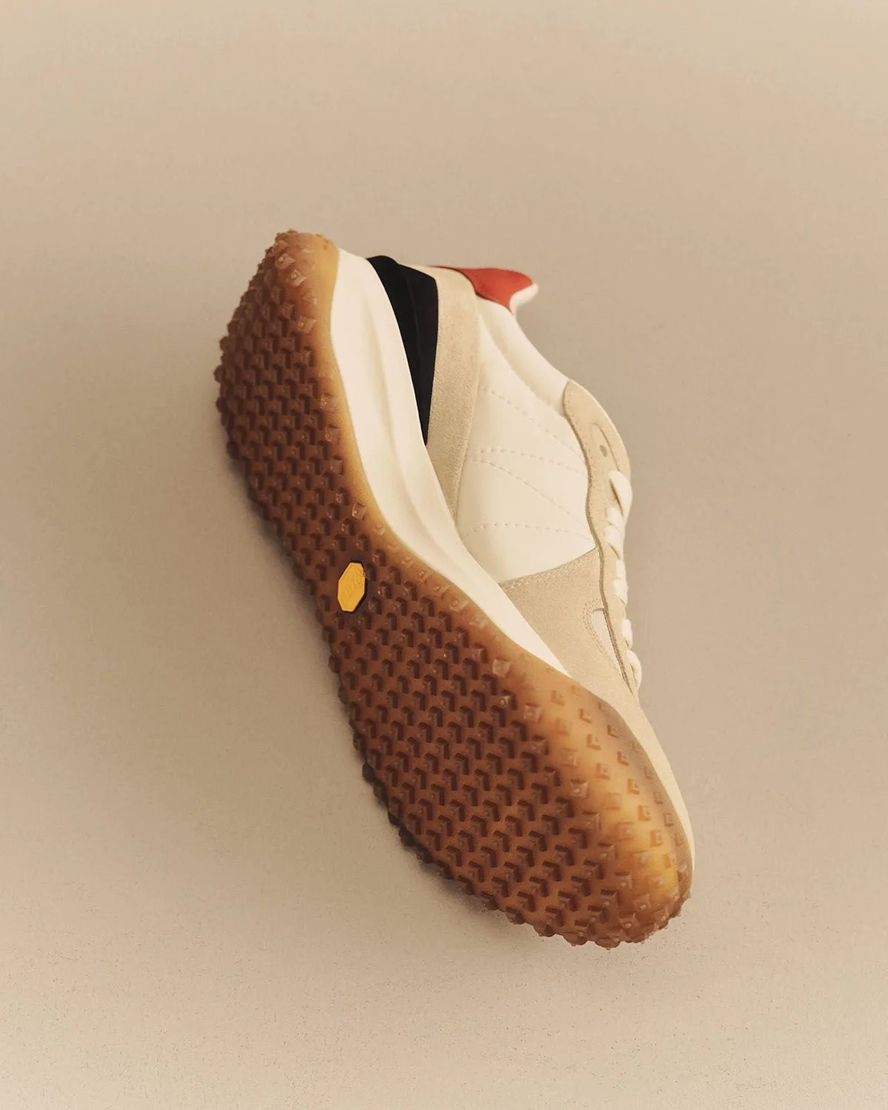 ヴィンテージのワッフルソールから着想を得たナチュラルガム素材のVibram®アウトソール