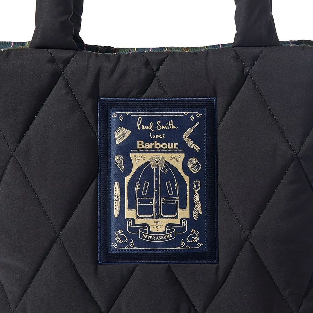 オリジナルのパッチにはこのコラボレーションの証である“Paul Smith Loves Barbour”と、ポール・スミスが大事にしているメッセージ“NEVER ASSUME（思い込みは禁物）”が紋章を思わせるデザインであしらわれている