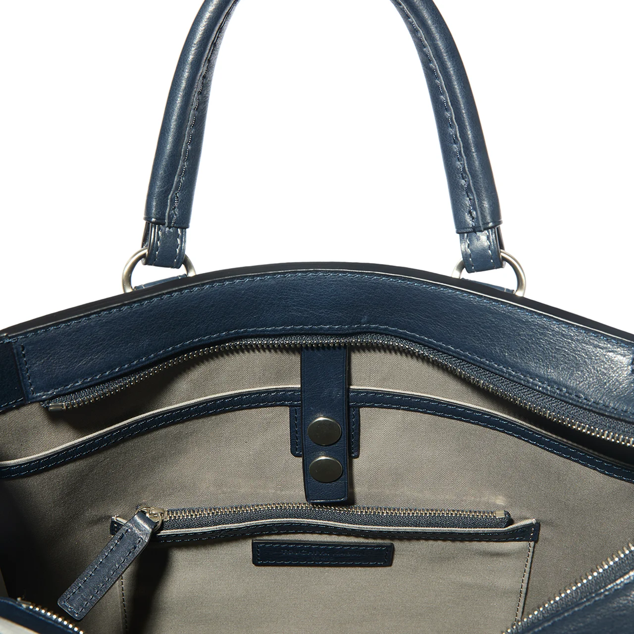 ノートPCが収納できるスナップ留めのポケットを備える