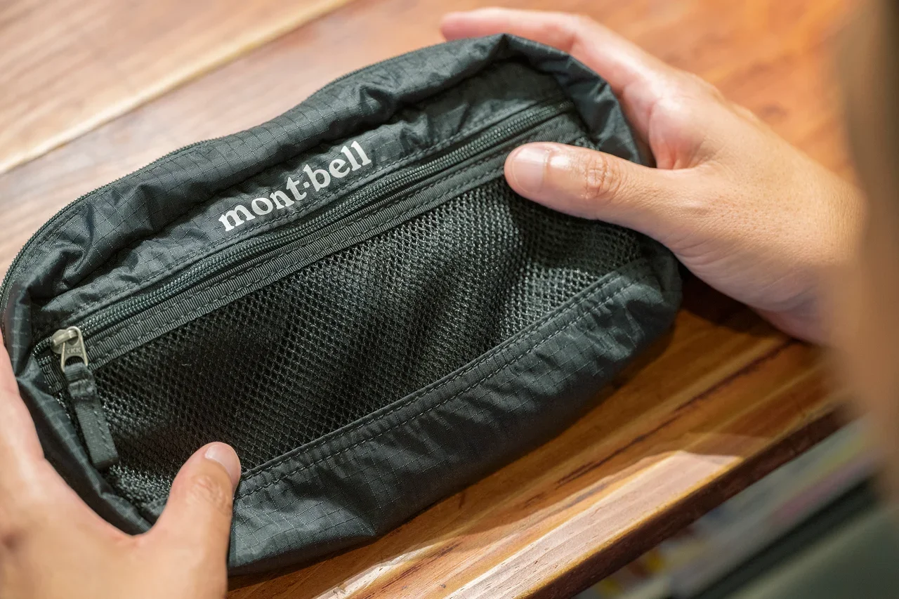 「モンベル」の黒ポーチ