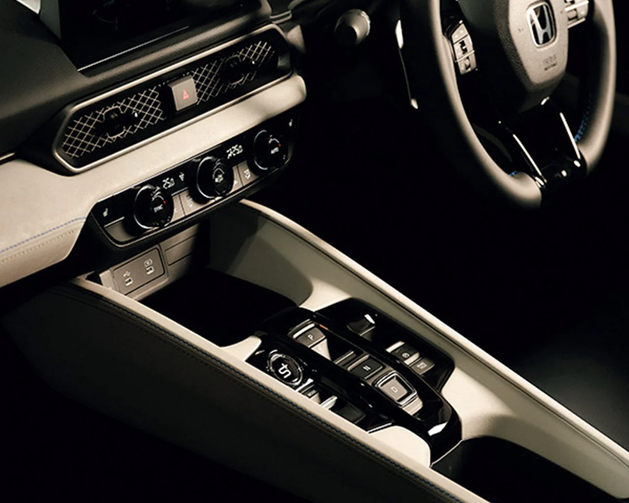 大きく盛り上がったセンターコンソールがスポーティな印象