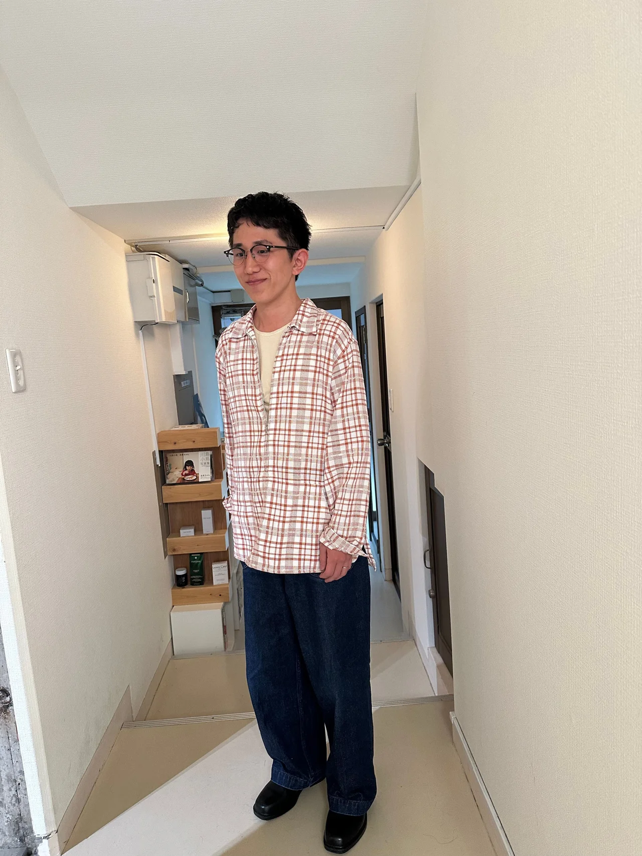 メンズヘア ピンパーマを使ったナチュラルクロップの全身スタイル