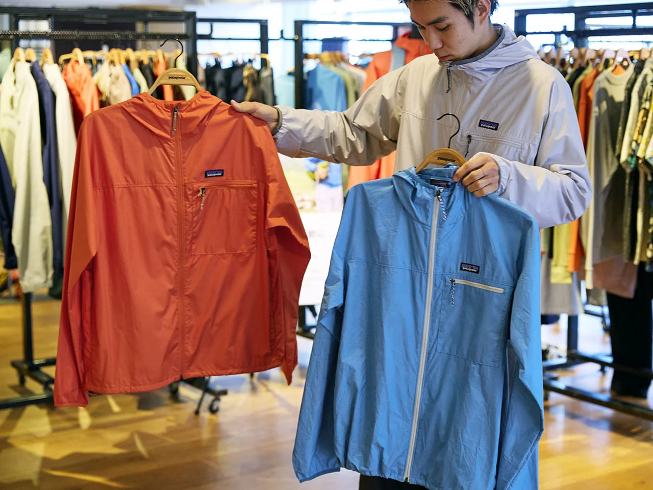 Coal Orange[左]、Shore Blue[右]といった春夏らしいカラーもラインナップ