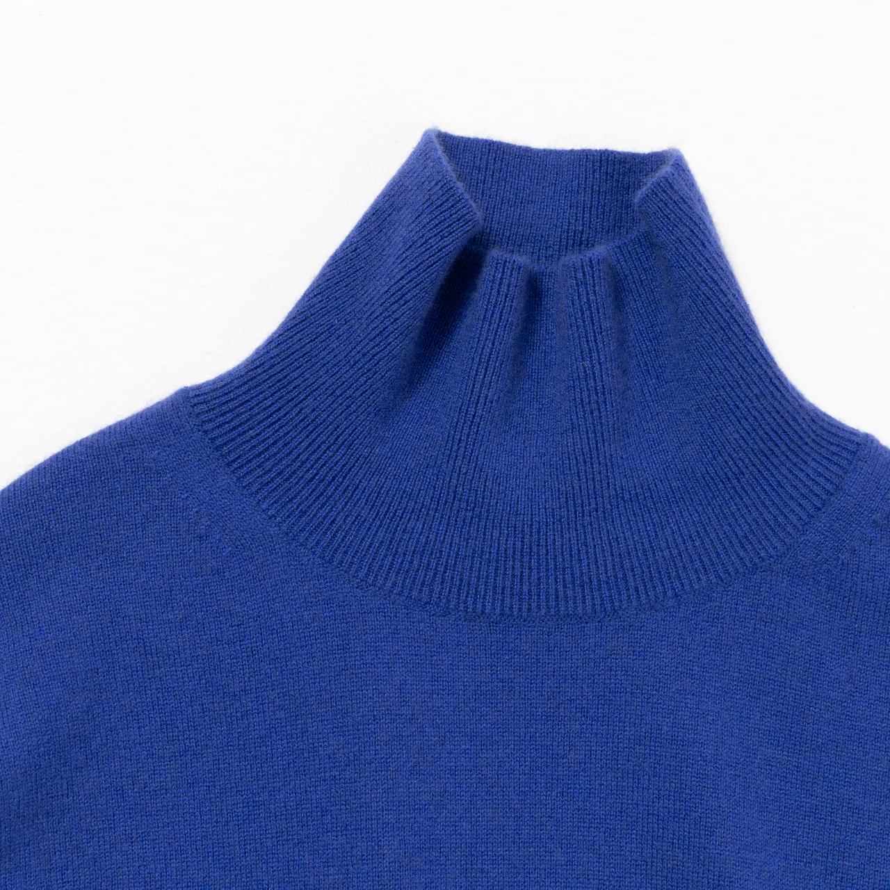 エディター私物 オーラリーのベビーカシミヤタートルネックニット