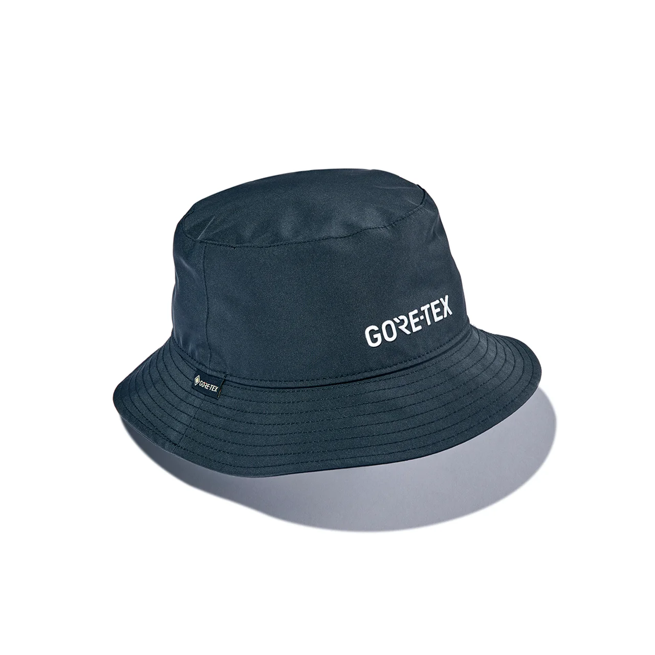 スタンダードなバケットハット（Bucket-01）にGORE-TEXファブリクスを組み合わせることで、ポケットに収まる携帯性の高さも実現