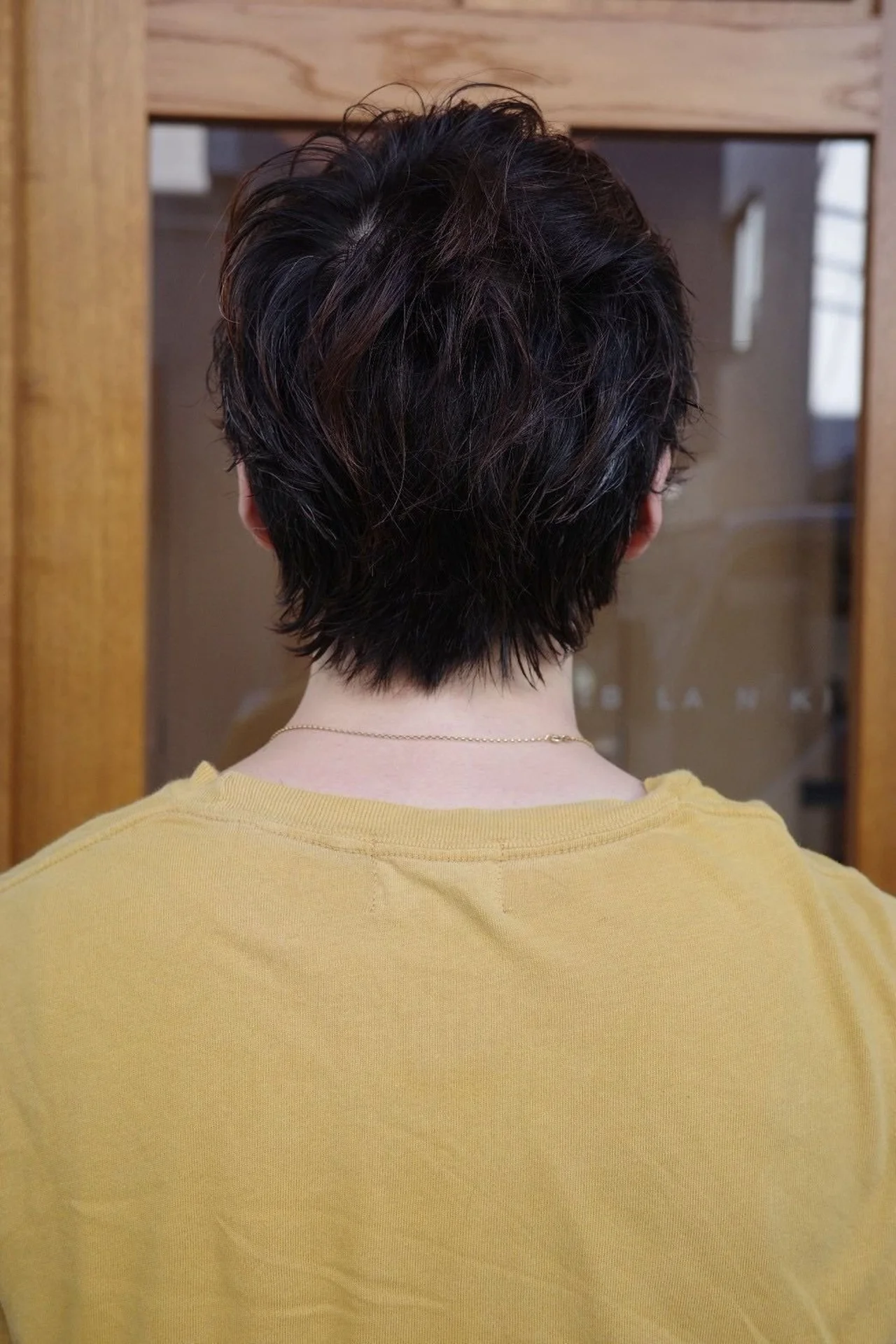 メンズヘア 少しの個性を加えたショートヘアの後ろ