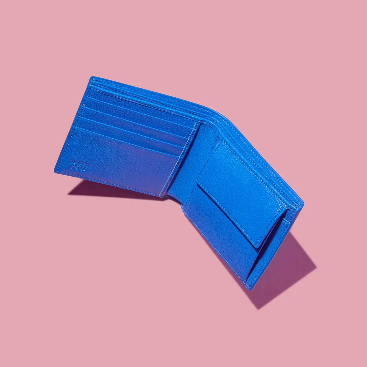 中も表面と同じシボレザーで、グッチの折り財布の定番フォーマットを踏襲