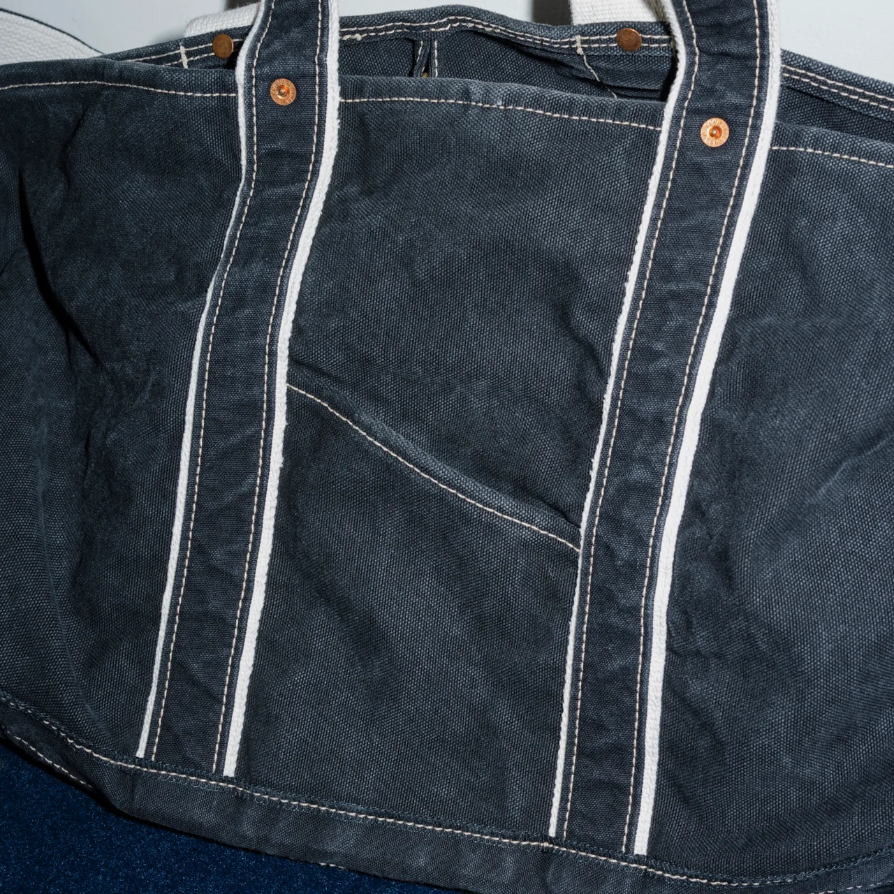 NICENESSのエイジドエフェクトショルダートートバッグ サイド