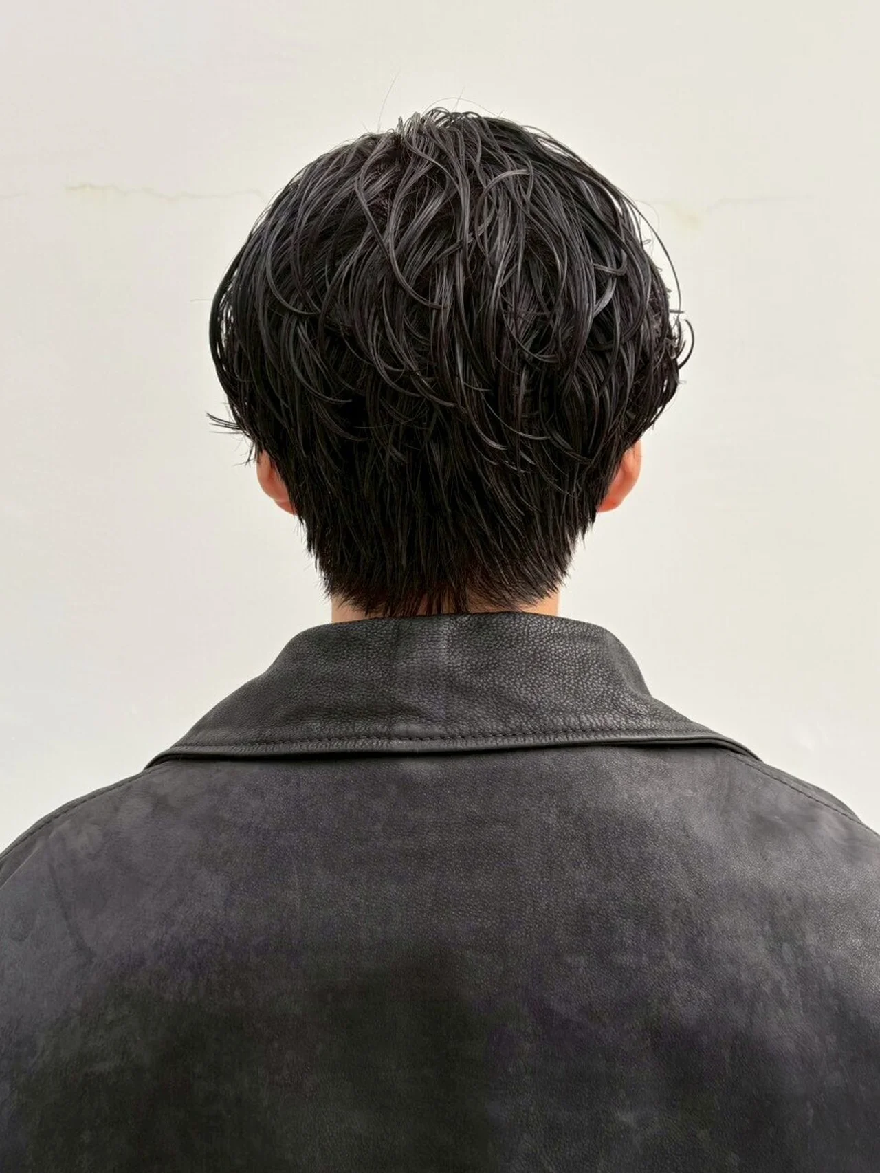 色気のあるセンターパート メンズヘア