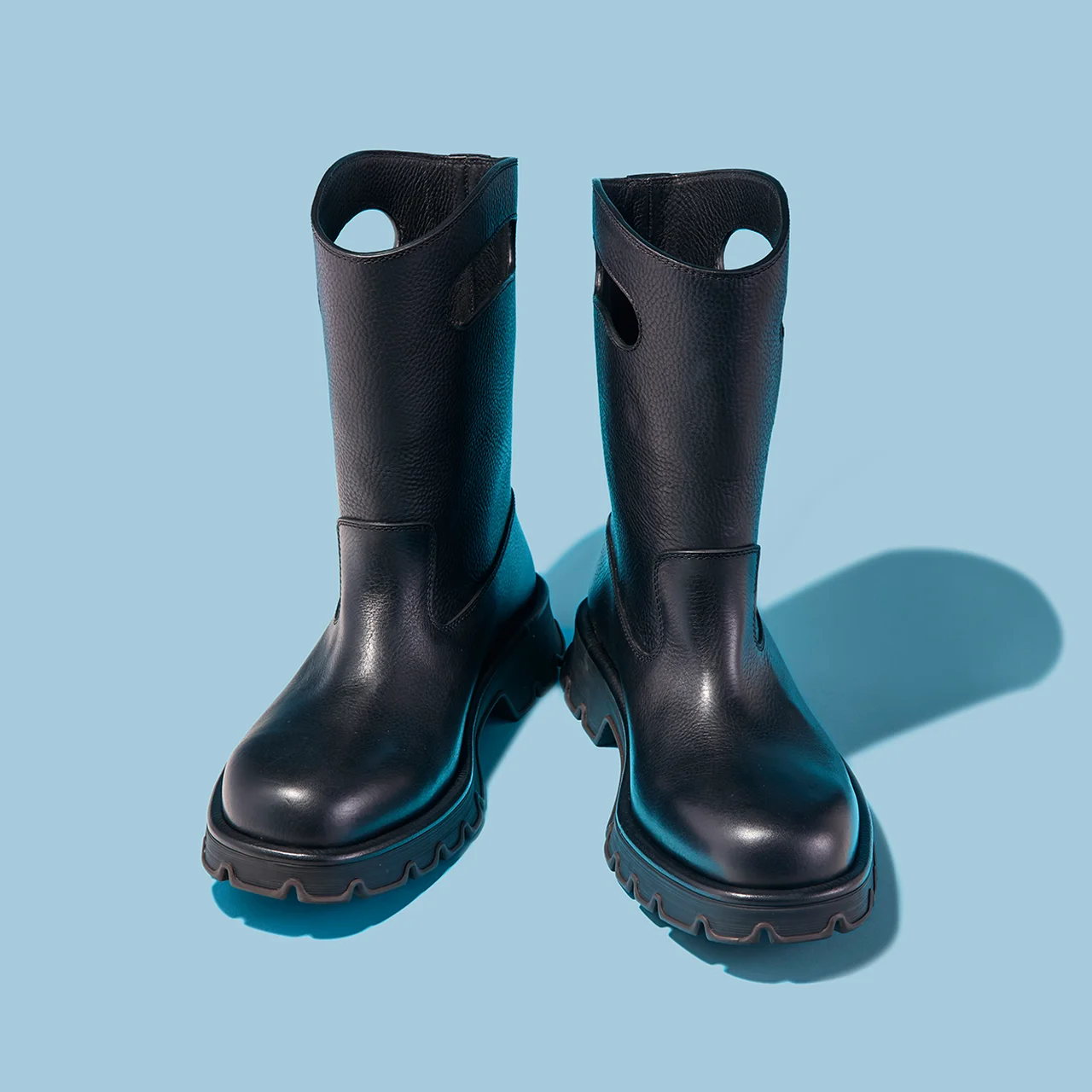 ワークブーツをベースにしたアッパーにチャンキーソールを融合