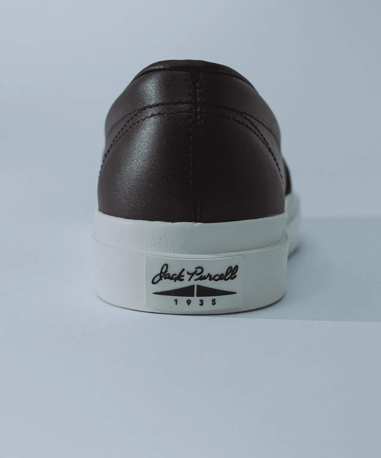 足の形状に合わせた高さ13ミリのPUウェッジヒール