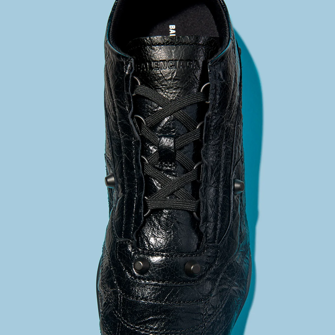 円錐形のスタッズが象徴的