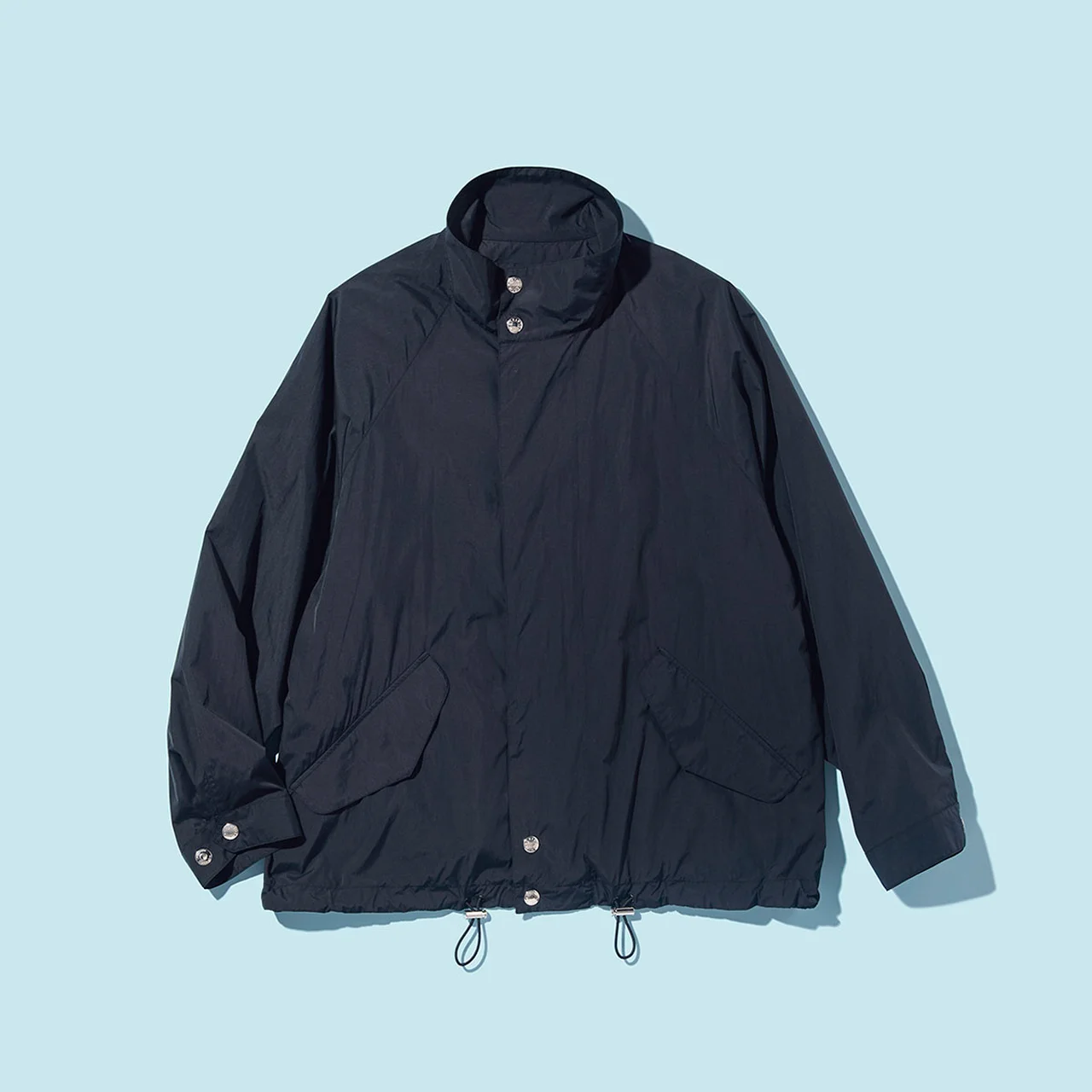 マッキントッシュ フォー アダム エ ロペの別注「ウェザーテック スカイ」のスタンドカラーモデル