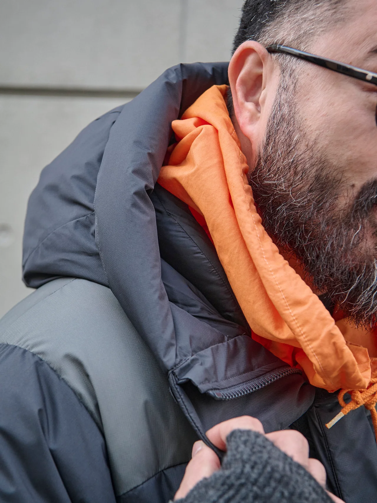 内襟付きで、そこにもダウンがたっぷり詰まっているから、フードをかぶらなくてもあたたかい