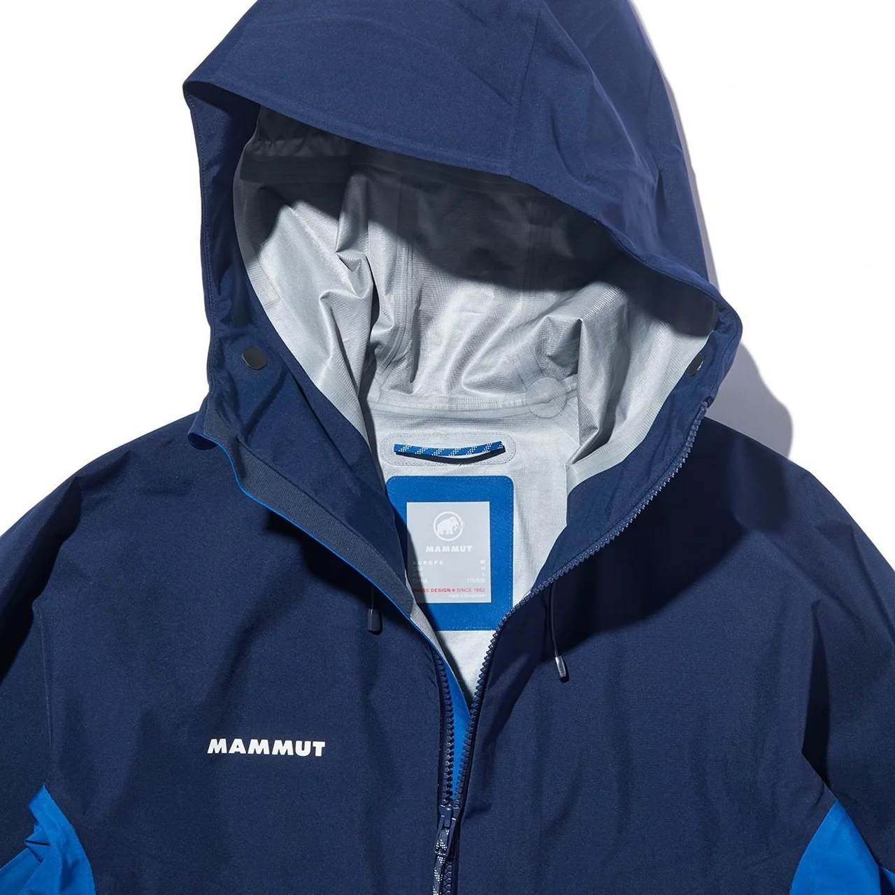 ePE GORE-TEX 3レイヤー素材と止水ファスナーを採用