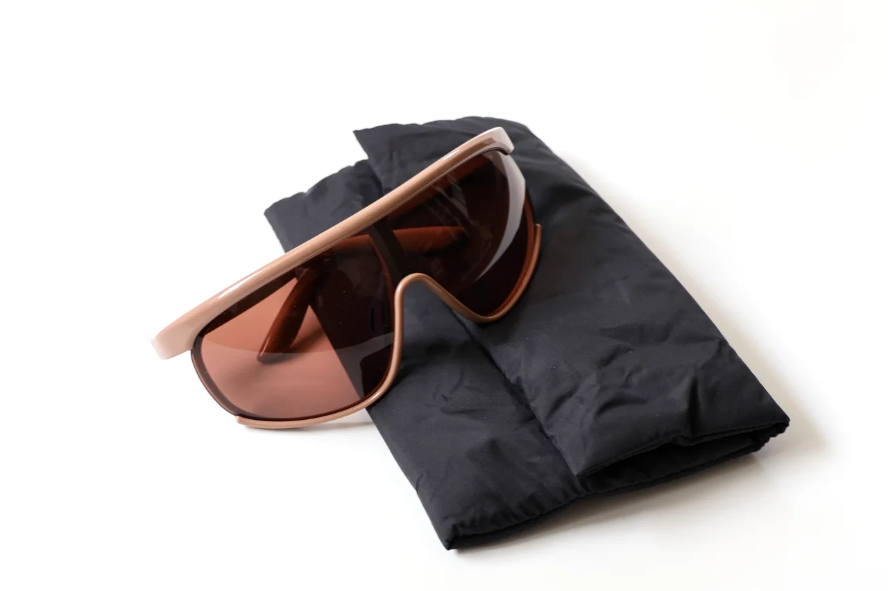 UNIQLO：C｜サングラス／シールド ケースとセット