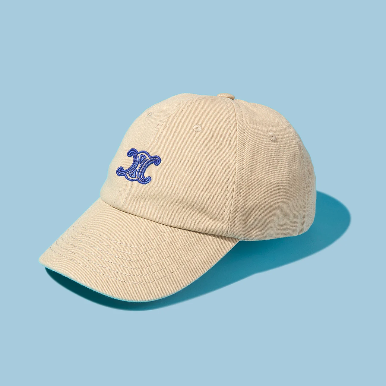 ブルーのトリオンフモチーフの刺繍がアクセントのキャップ