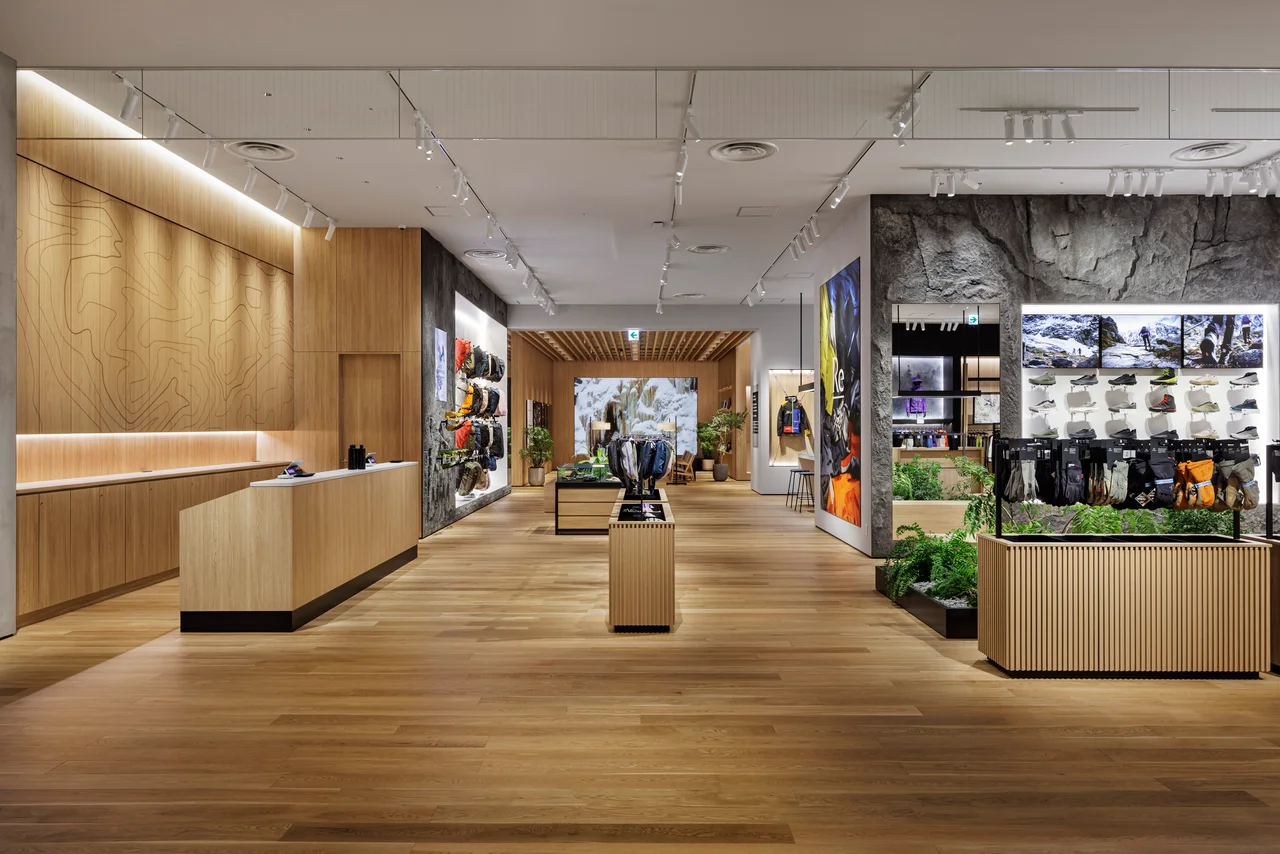 壁一面にアークテリクスを代表するバッグやシューズが並ぶ