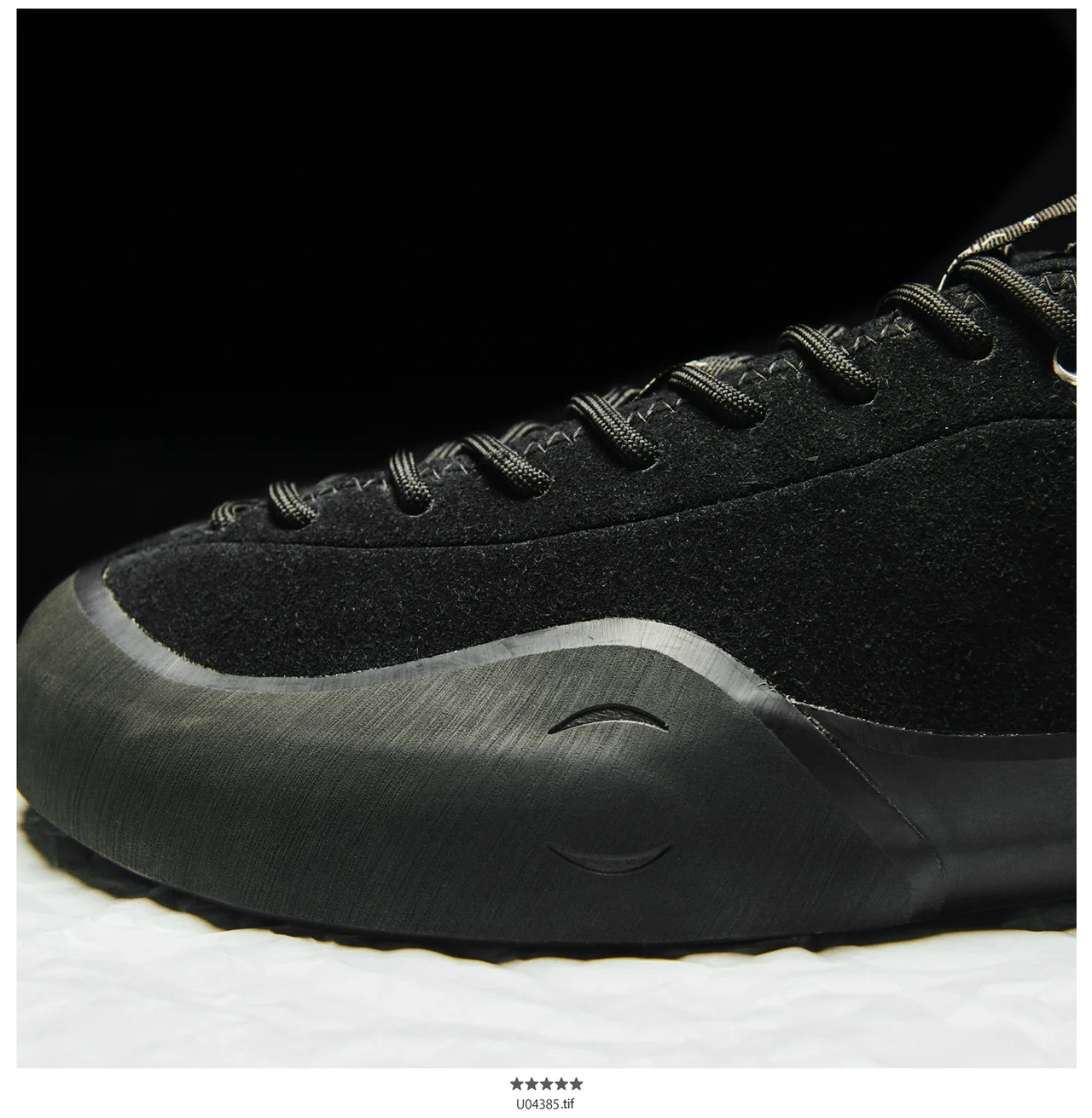 スケーターシューズらしいラバーのトゥガード