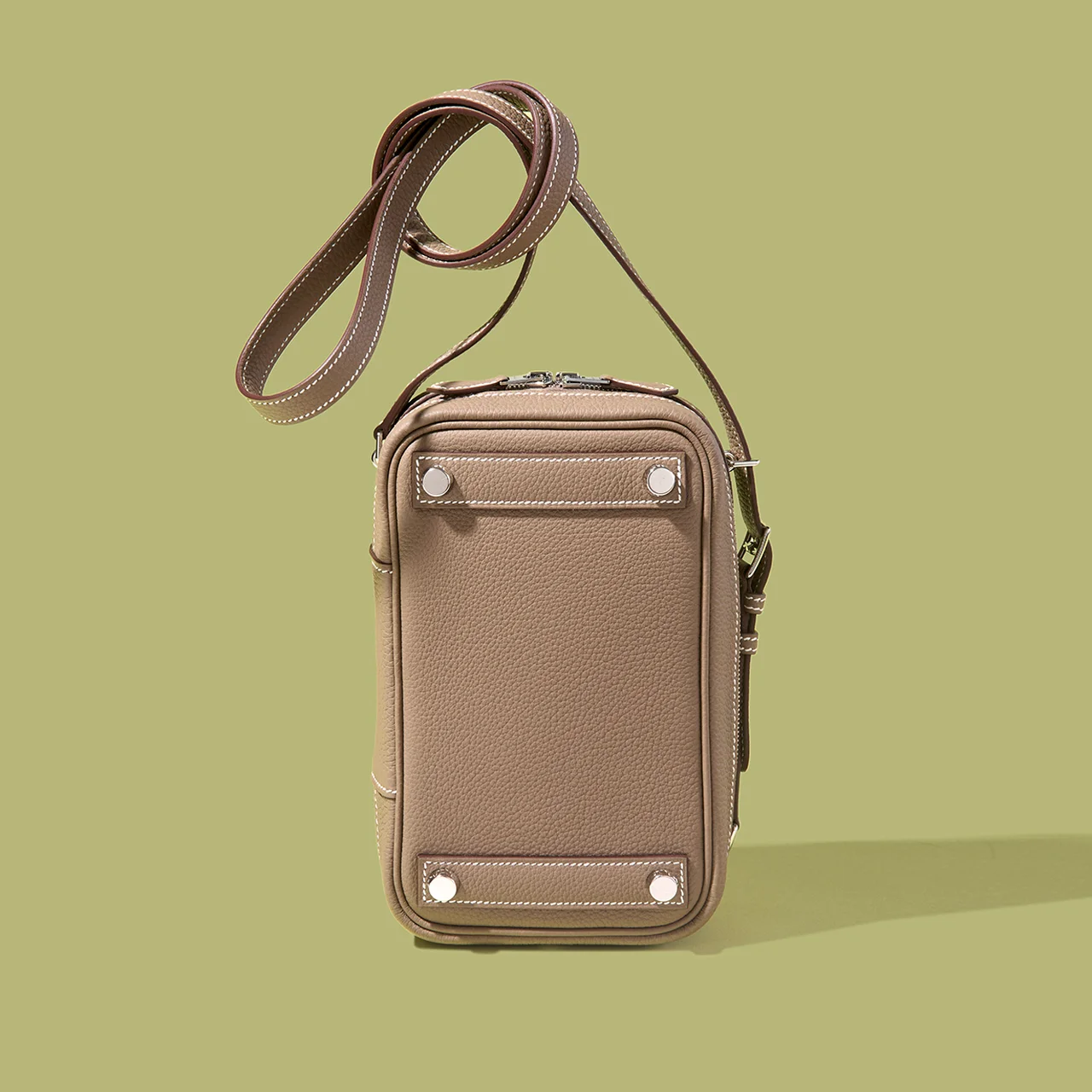 フレデリック・ヴィダルによるバッグ《キャール・ドゥ・トゥール（QUART DE TOUR）》