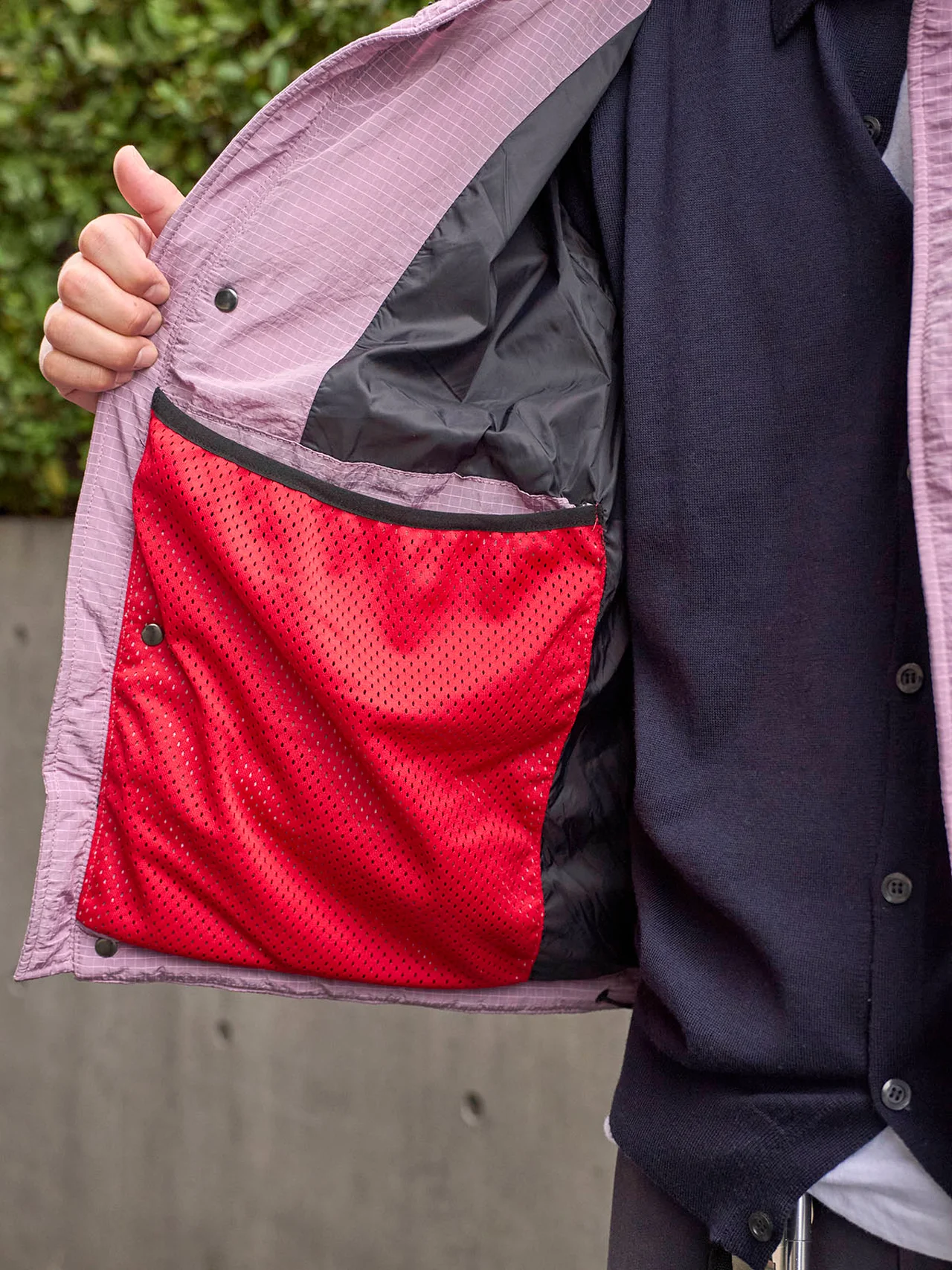 内側に大きなメッシュポケット