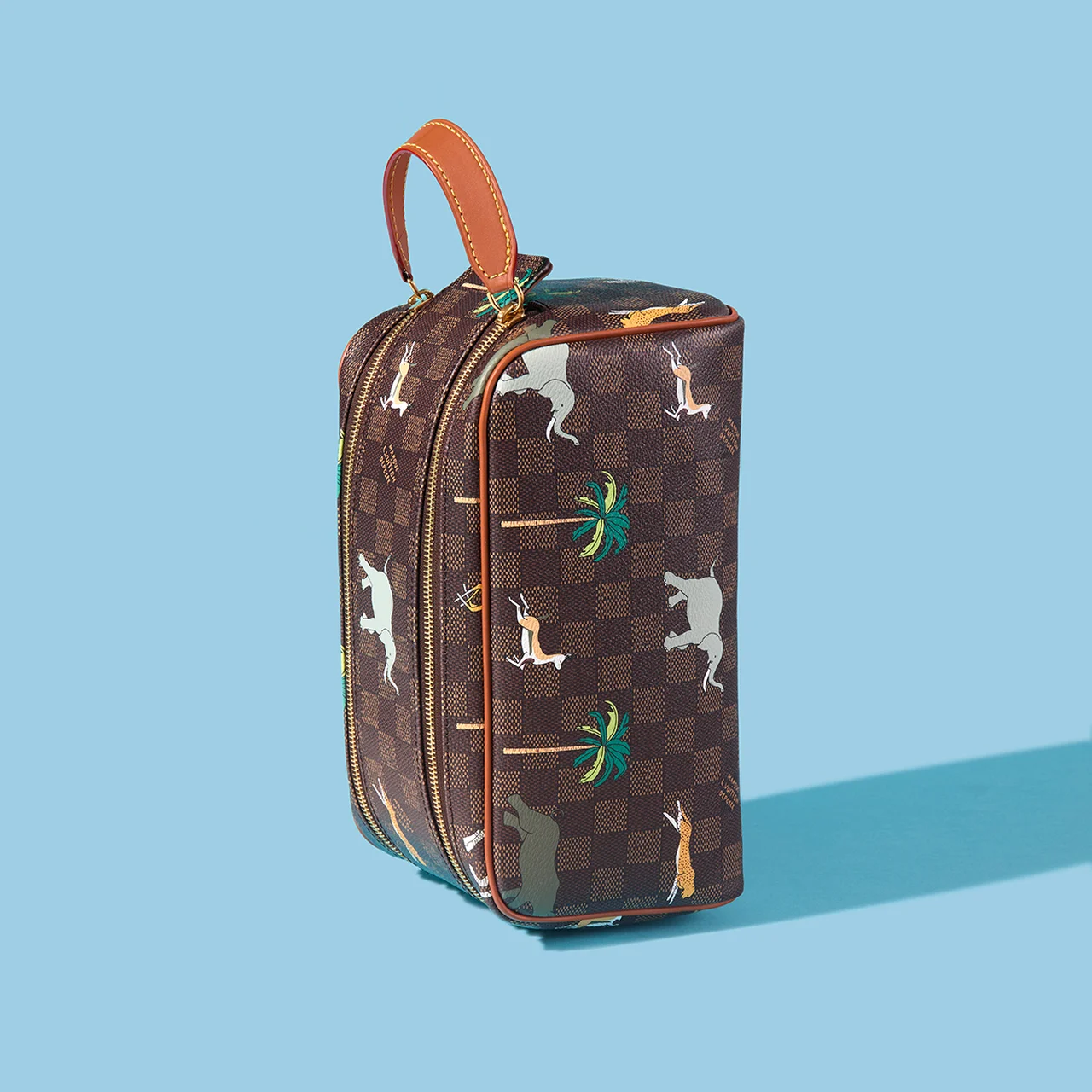 ブラウンレザーで縁取られ、ダブルファスナーの引手にも同レザーのハンドルを採用