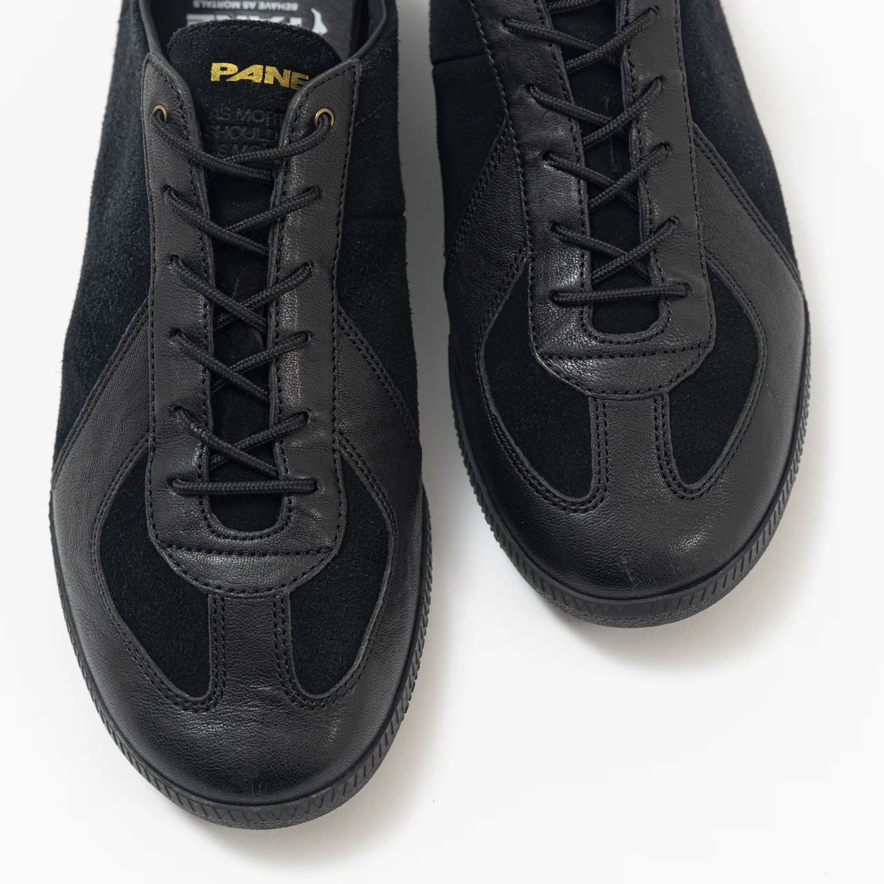 エディター私物 PANEの黒スニーカー