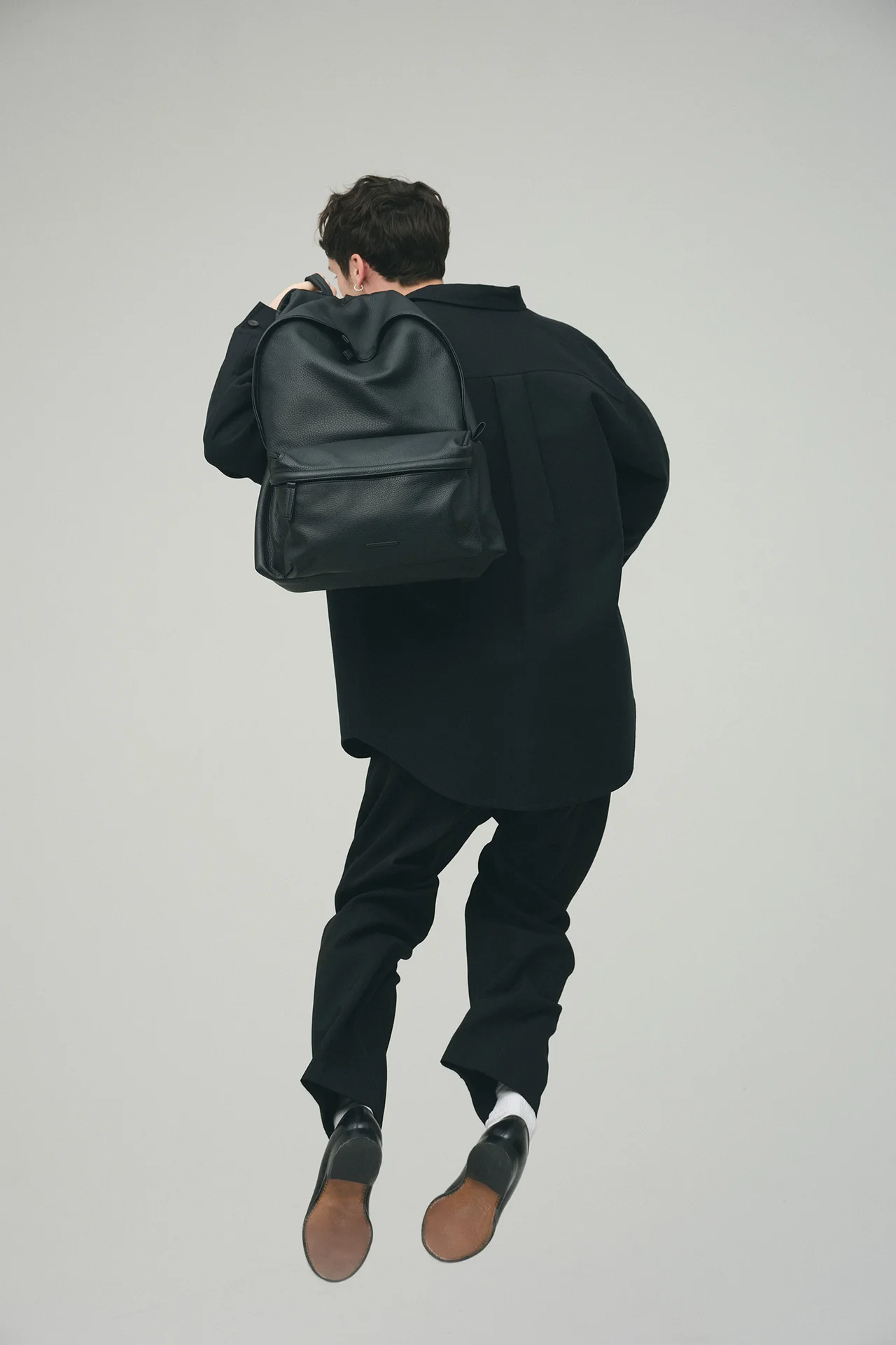 【オンオフ使える大人の黒リュック】シンプの画像_1