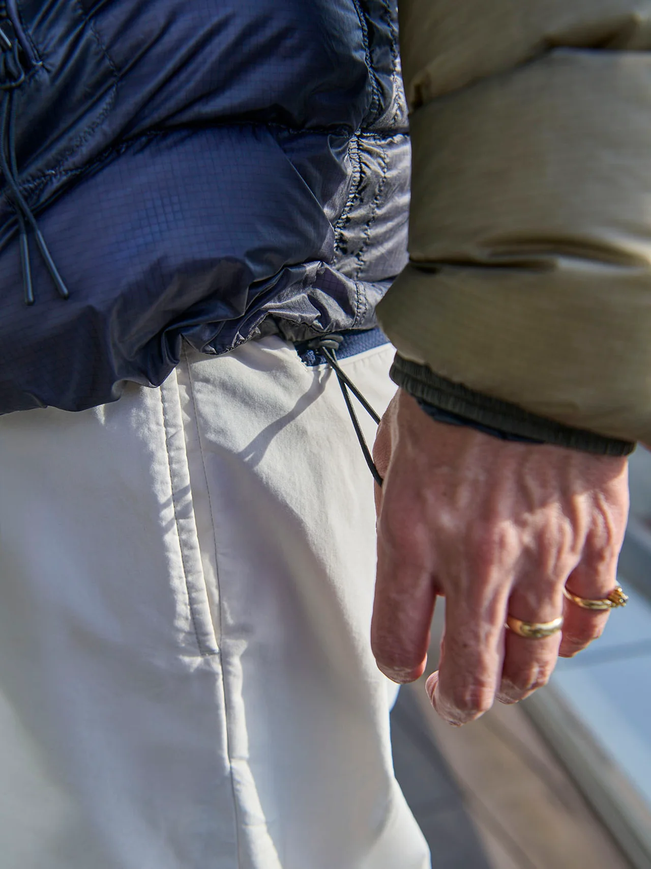 裾を絞るドローコード付き