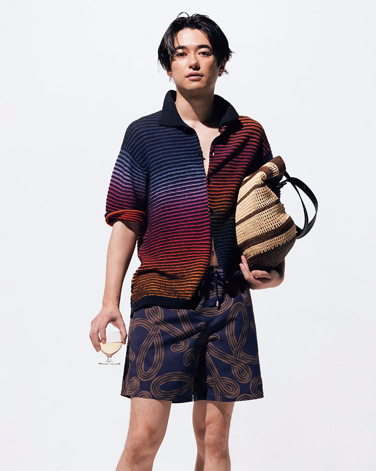 LOEWE｜「パウラスイビザ」の半袖シャツ、スイムショーツ、バッグ