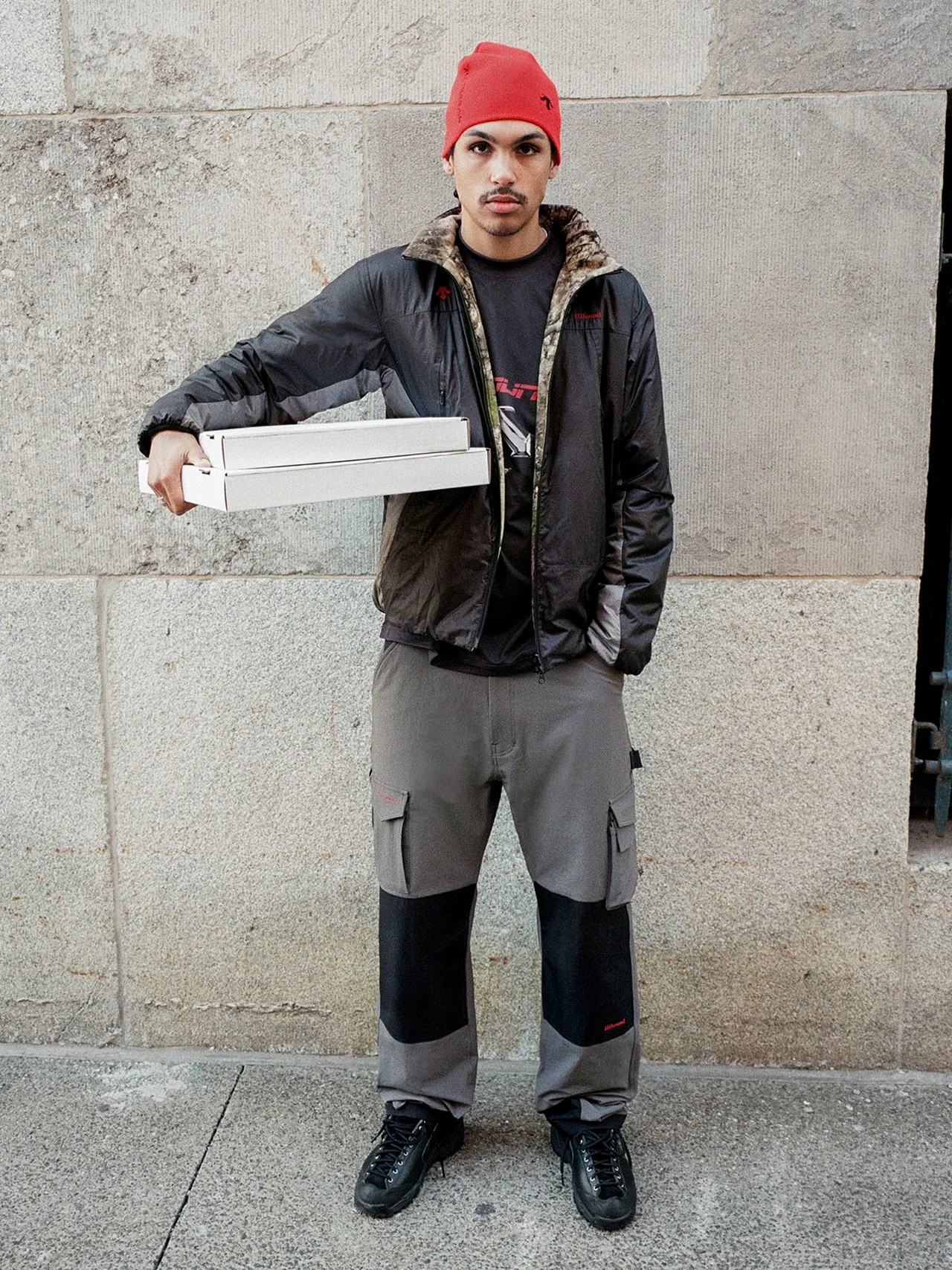 ニットキャップ￥12,100、リバーシブルジャケット￥77,000、ウォームアップシャツ￥16,500、ワークパンツ￥42,900