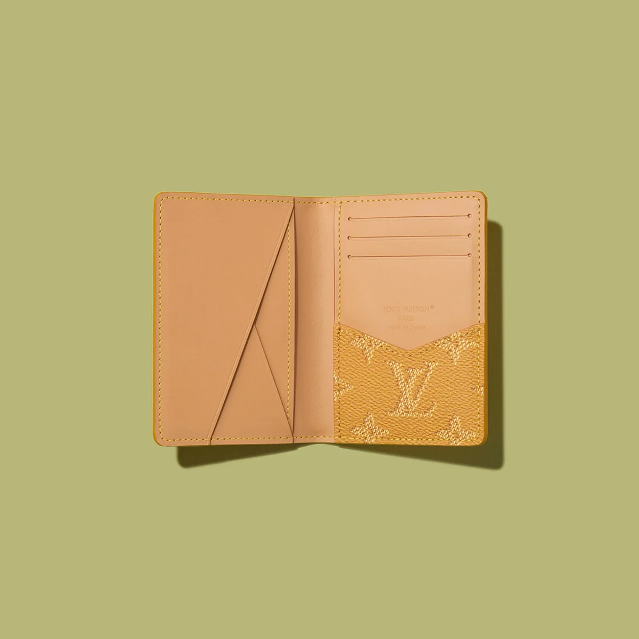 内装はレザーのライニングを施し、モノグラム･ヘリテージ キャンバスでコントラストを付けた