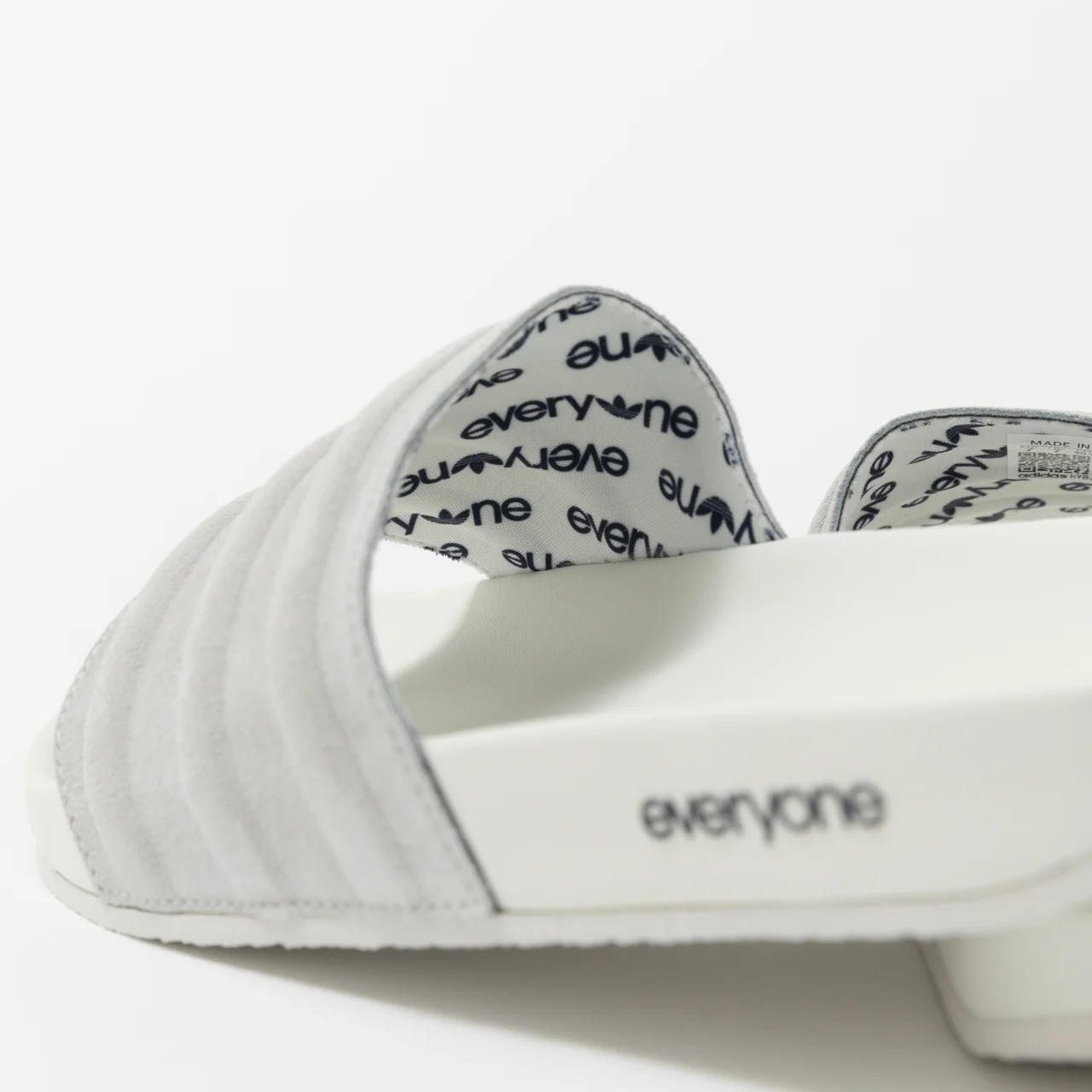 エディター私物 adidas originalsのADILETTE MII everyone 側面