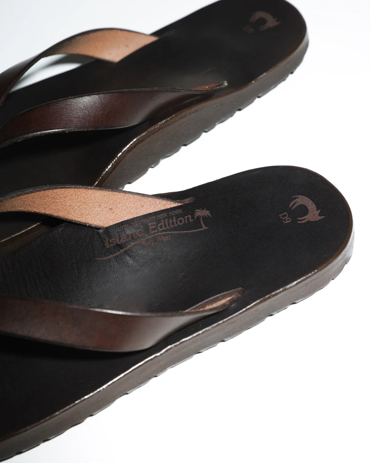 JUTTA NEUMANNのトングサンダル「Key West」 ロゴ