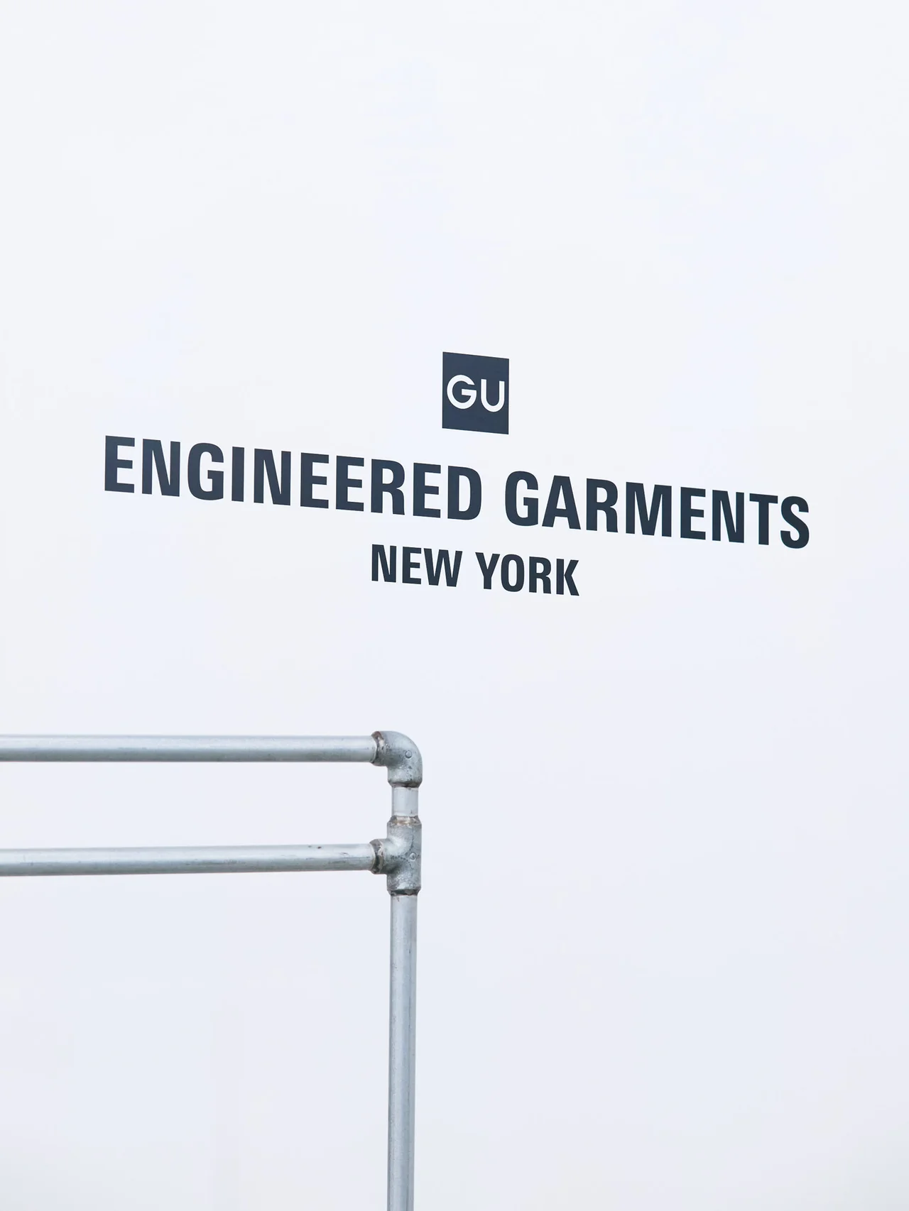 「ジーユー×エンジニアド ガーメンツ」ロゴ