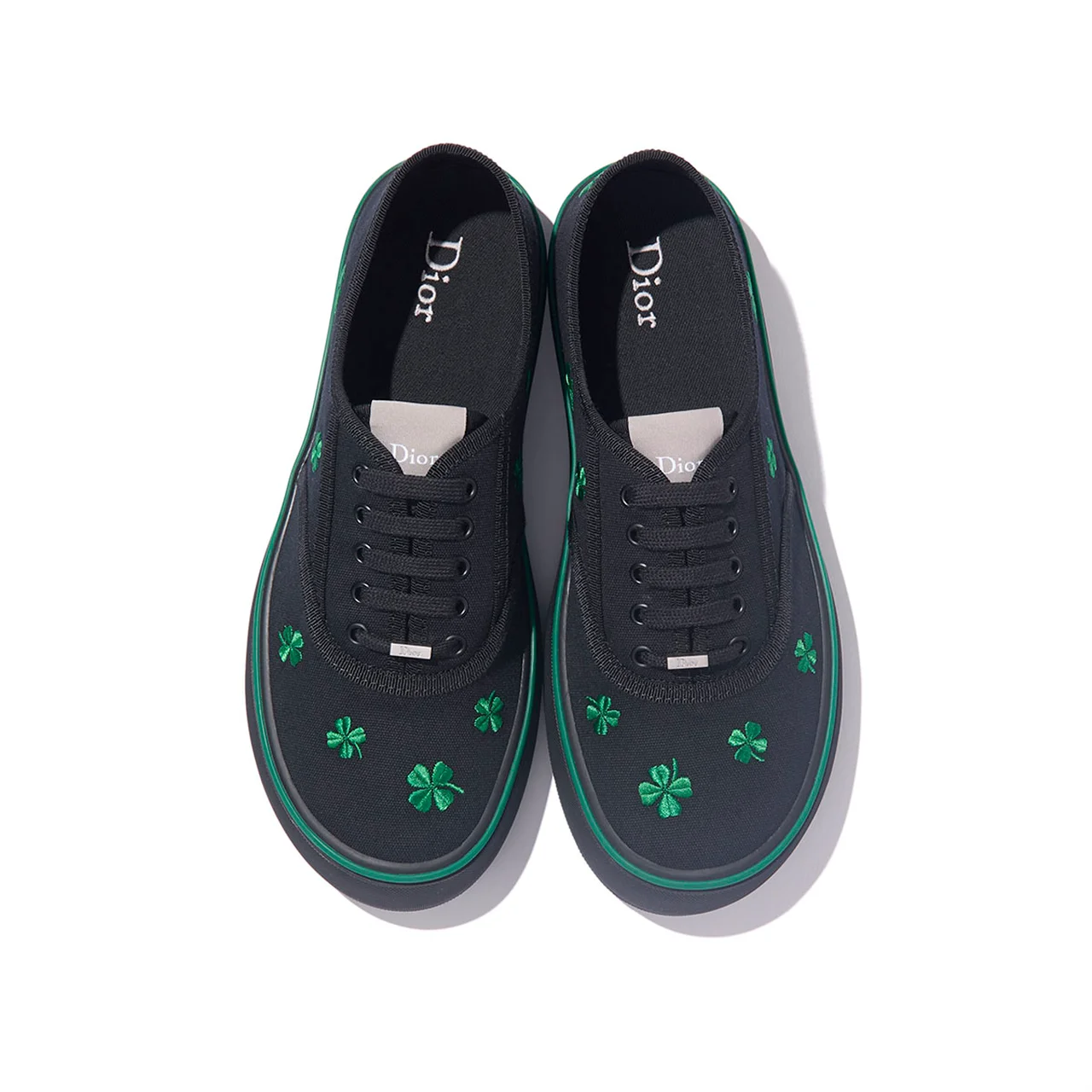 ジョナサンのシグネチャースタイルでもある丸みを帯びたフォルムと幅広のフィット感