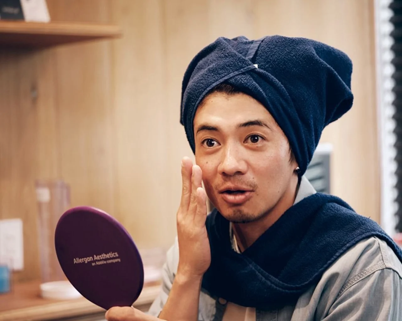 鏡を見ながら驚きを隠せない和田正人