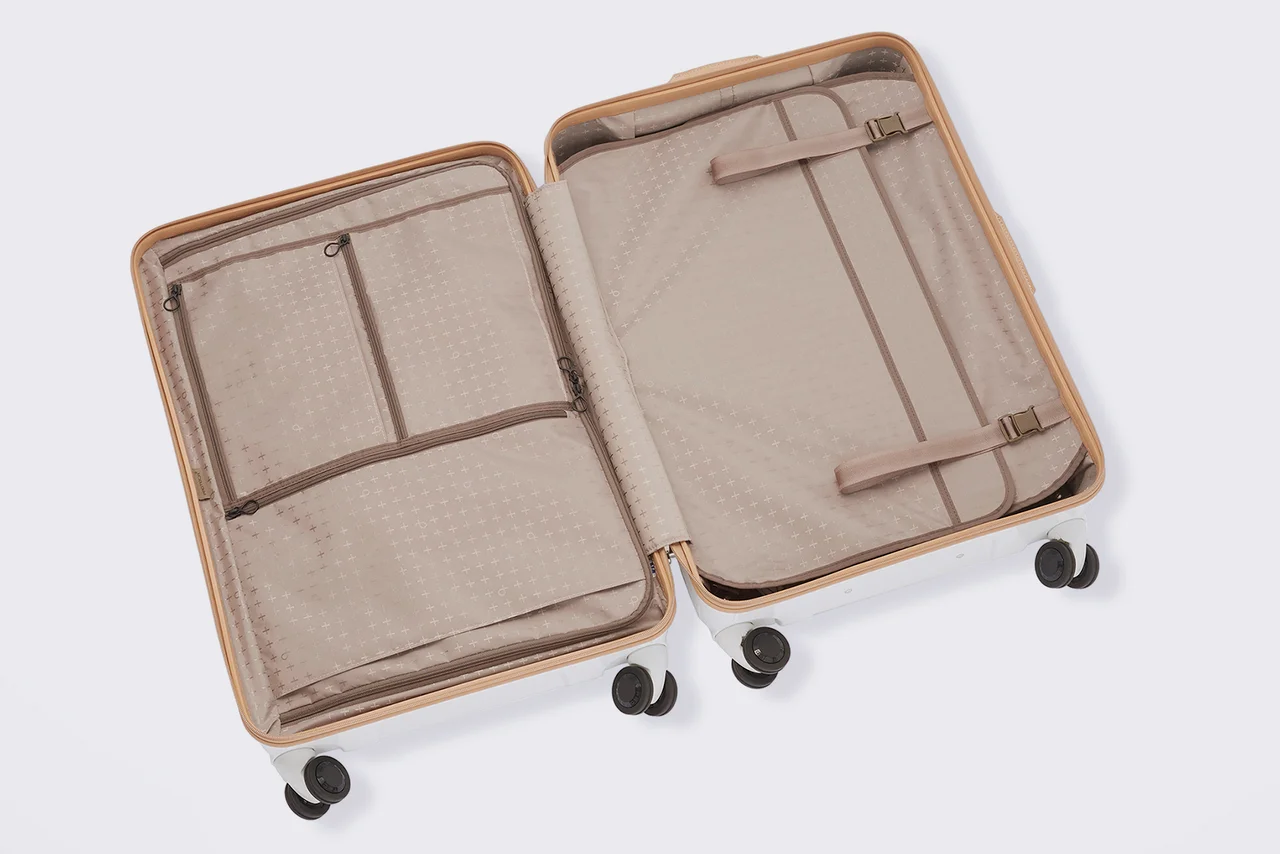 【差がつく大人のスーツケース】プロテカの「プレスティ」より新色ミッドナイトグリーンが登場。細部にも便利なこだわりがいっぱい