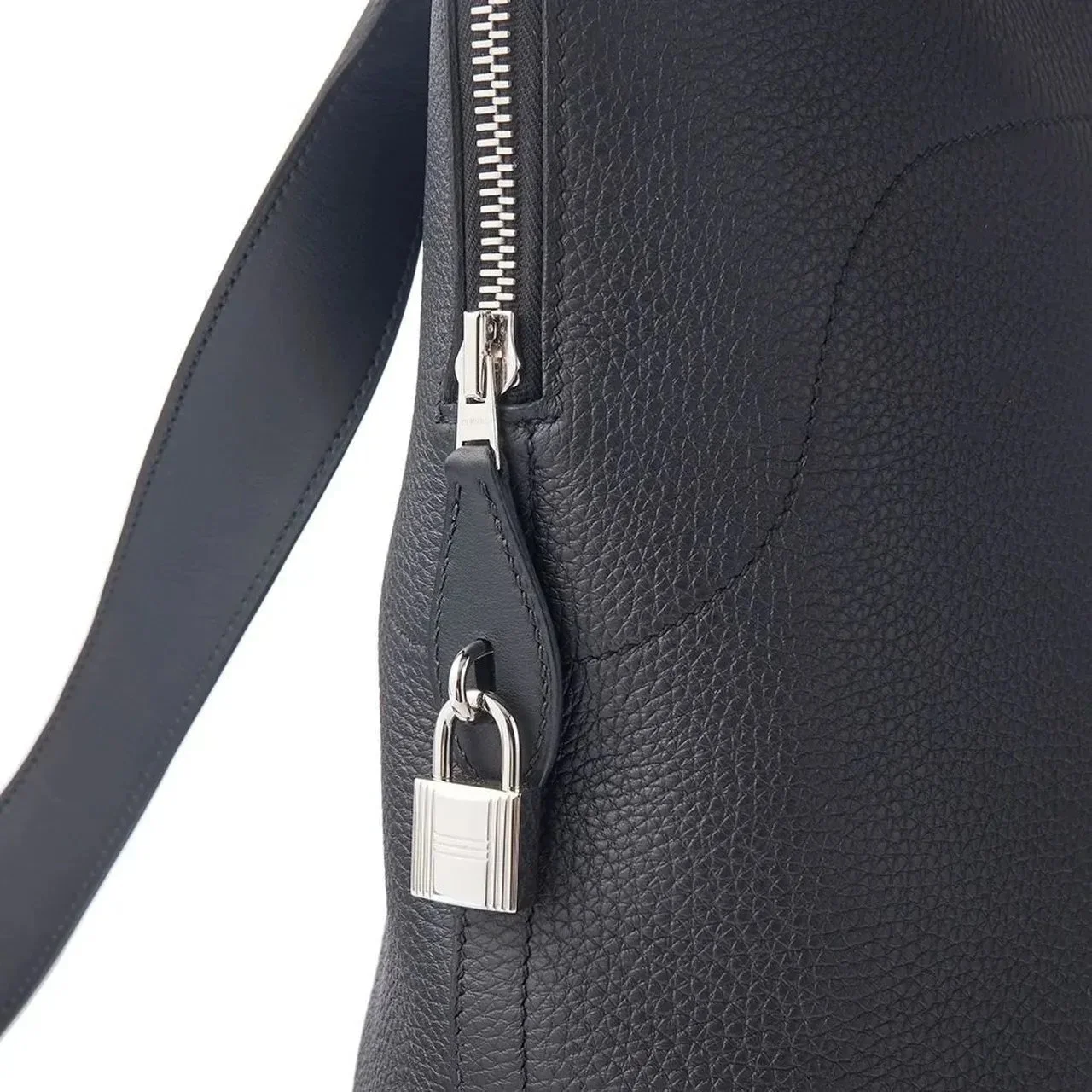 【エルメス】大人の黒バッグ30｜洗練を極めた名作《ボリード》の品格バックパック【HERMÈS】③