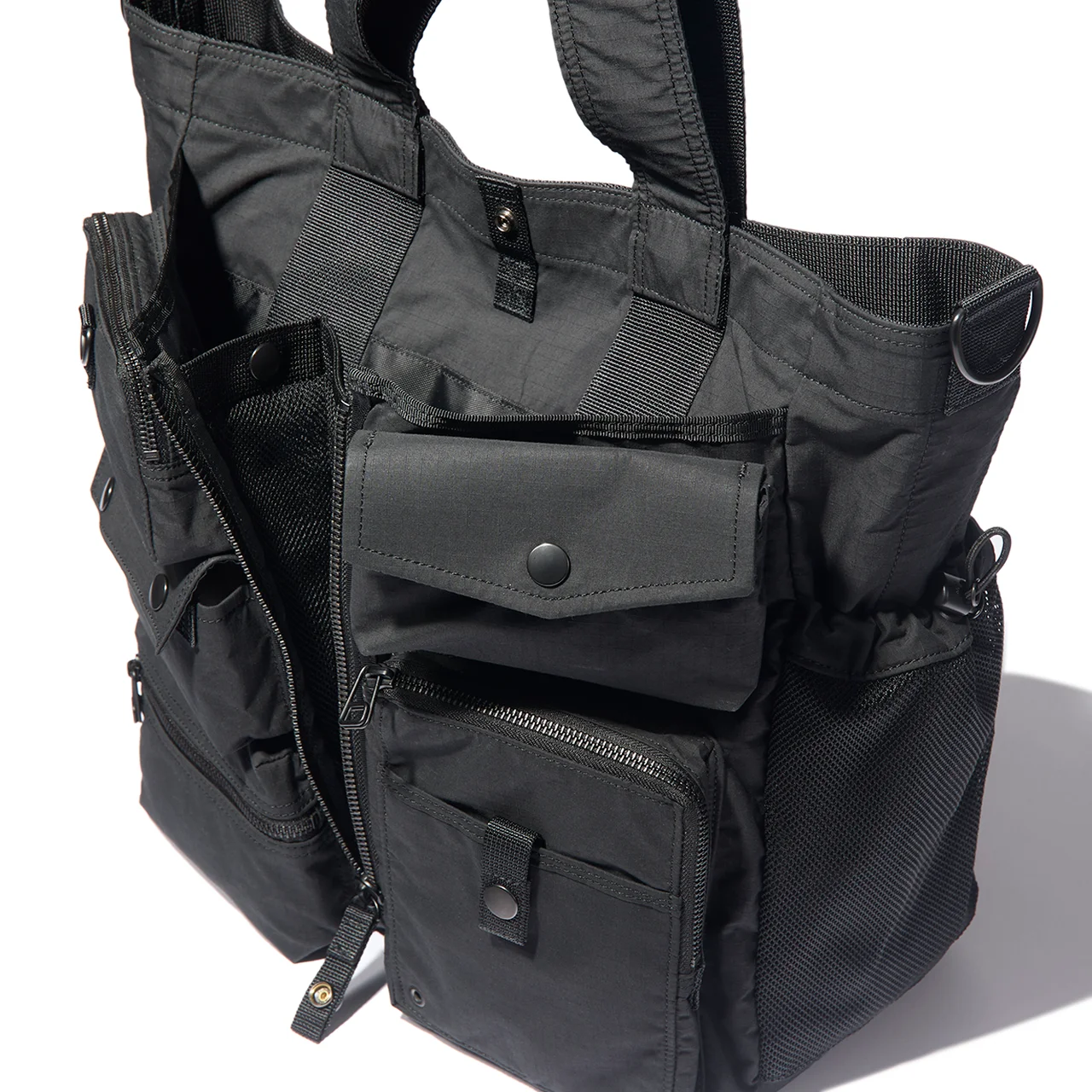 サバイバルベストに着想を得たサイズや構造の異なるポケットを外装に配置