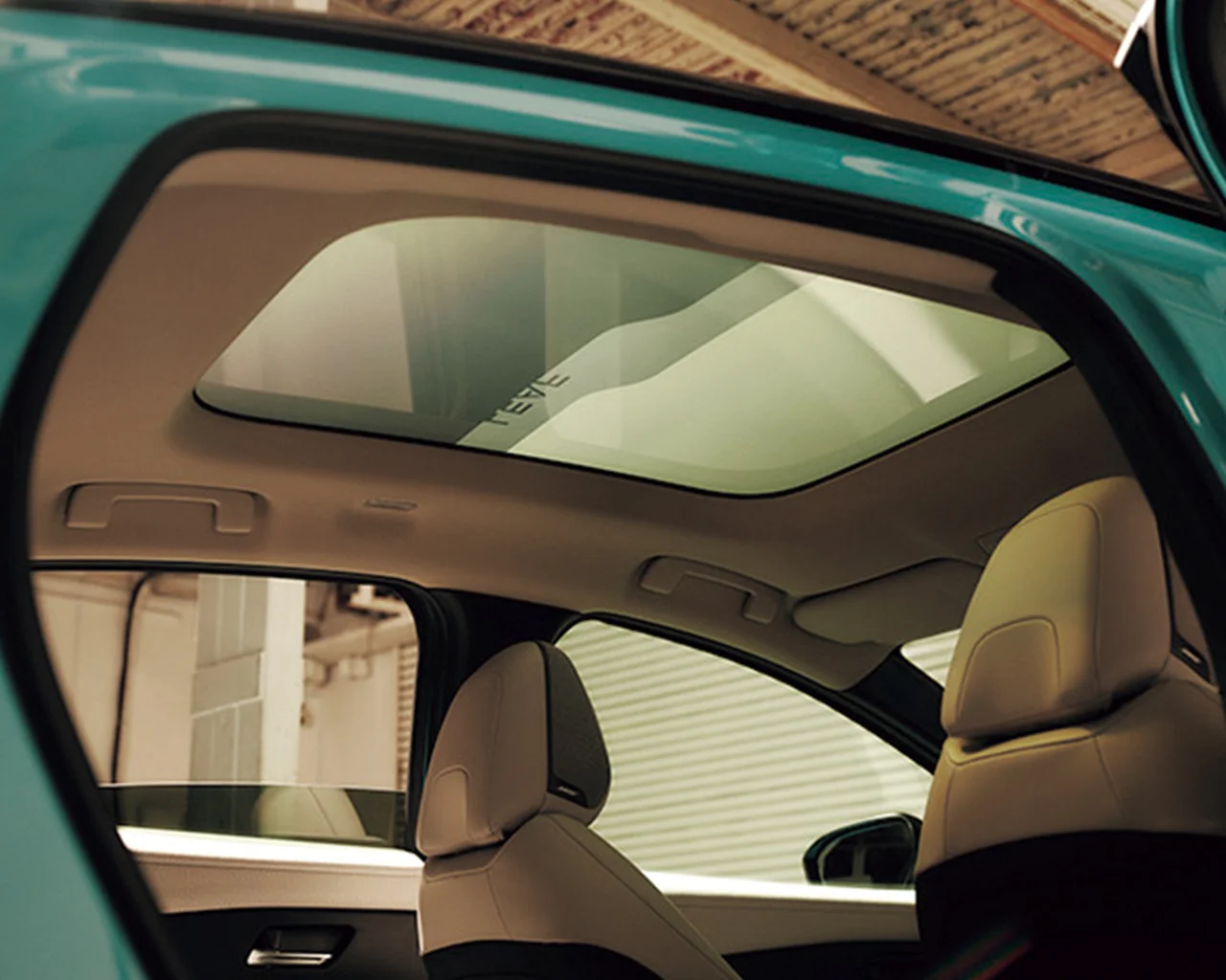 日産初の電子調光によるパノラマルーフ