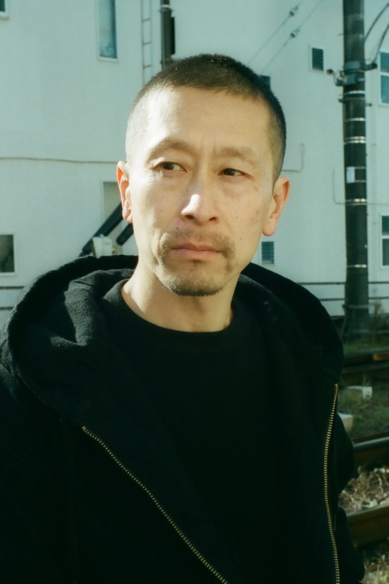 大人のためのミニマルな丸刈り メンズヘア