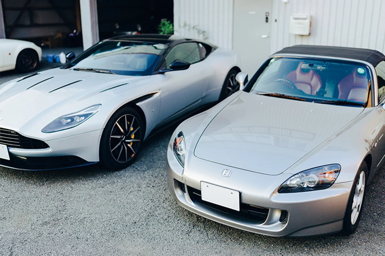 ホンダ S2000の隣にアストンマーティン DB11が並ぶ幅広さ