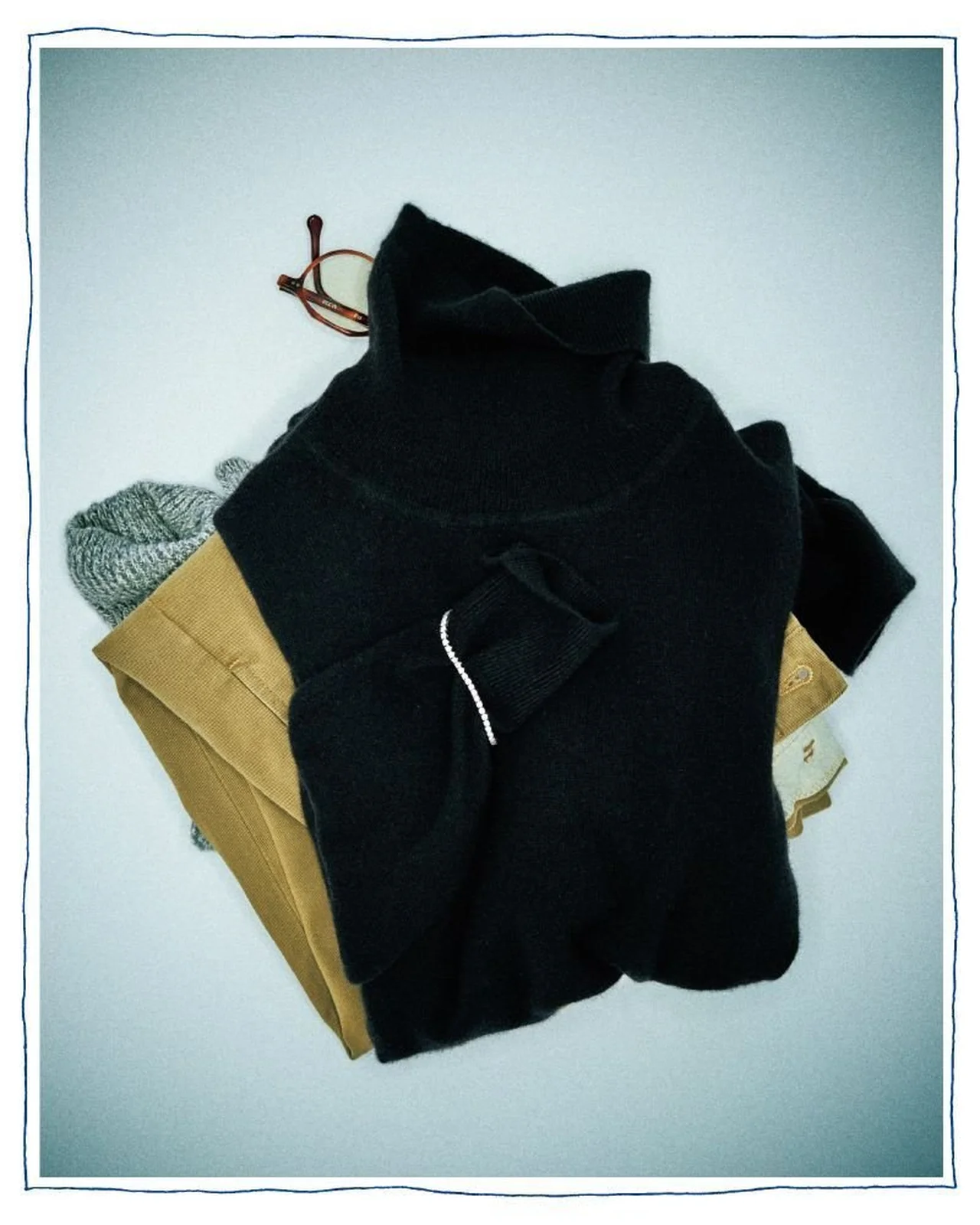 GRAFFのブレスレットとUNIQLOのカシミヤセーター